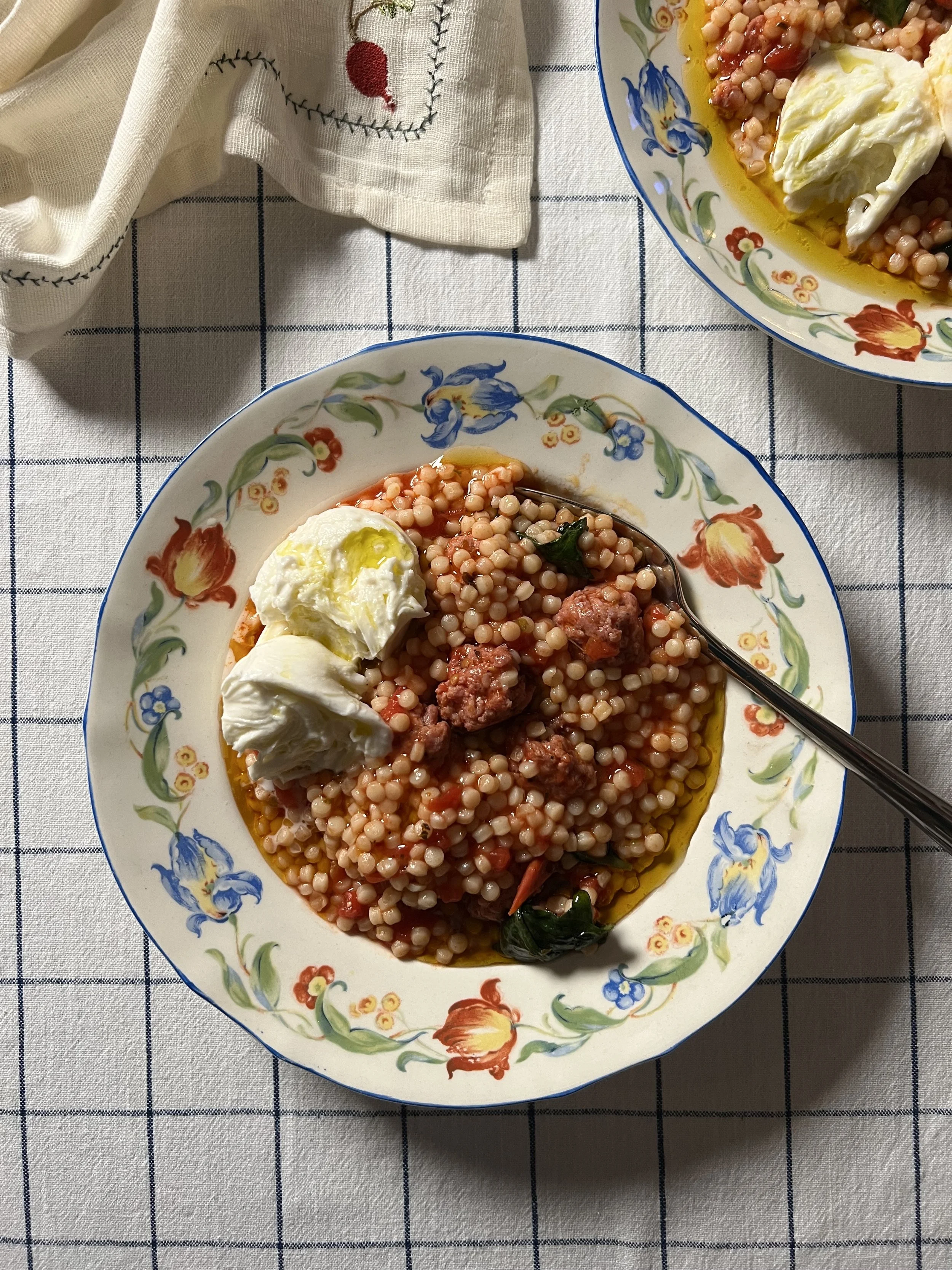 Fregola med salsiccia og mozzarella