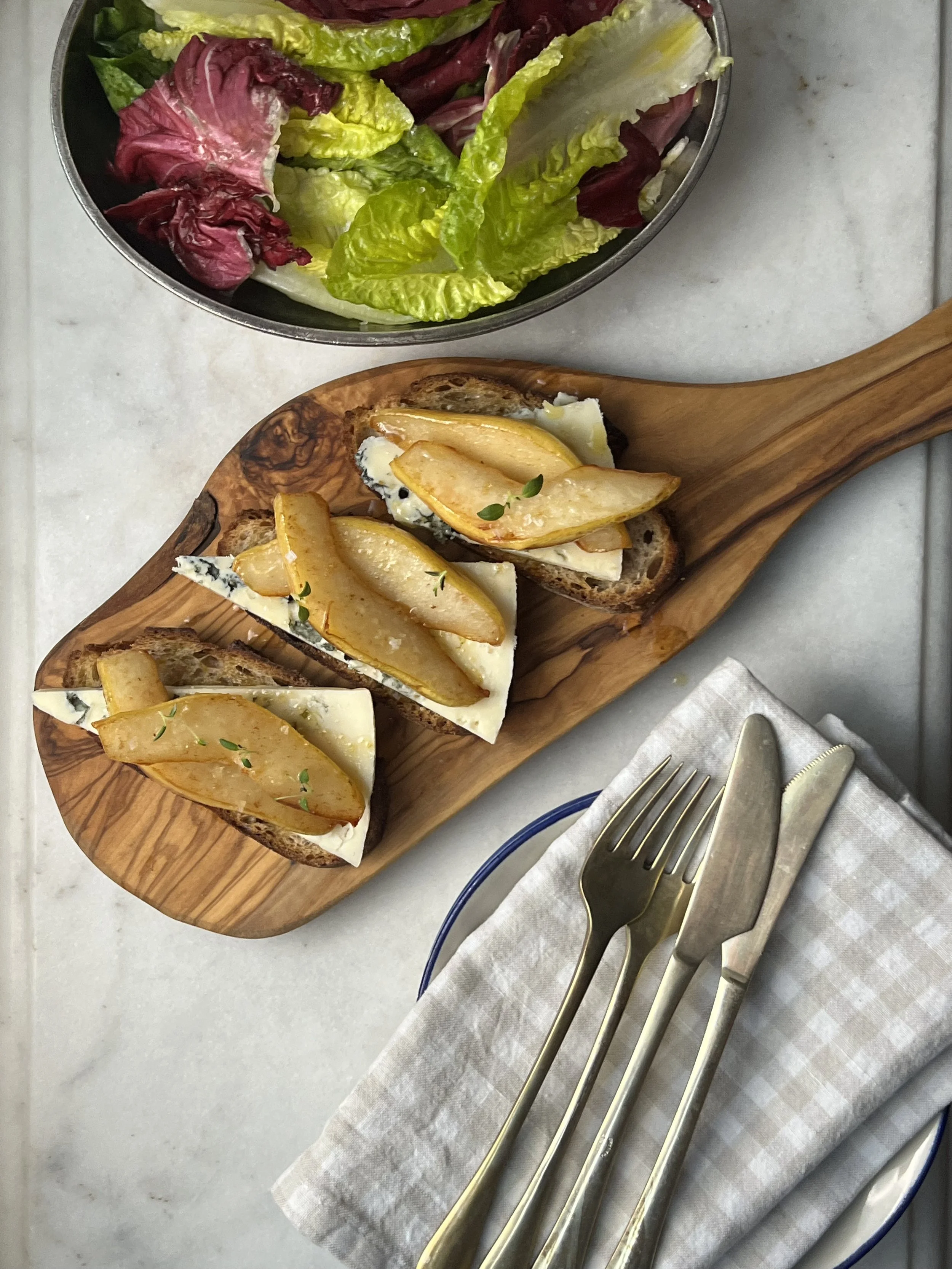 Crostini med pære og gorgonzola