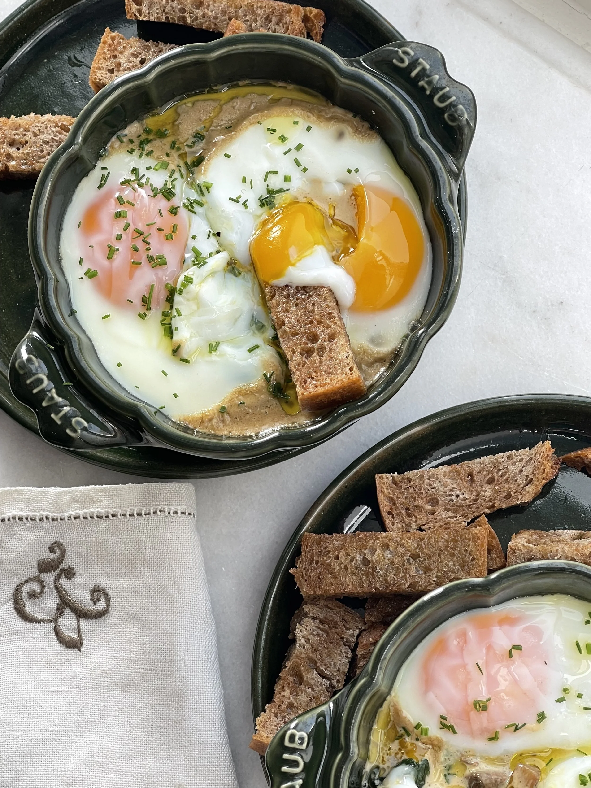 Egg cocotte med sopp og spinat