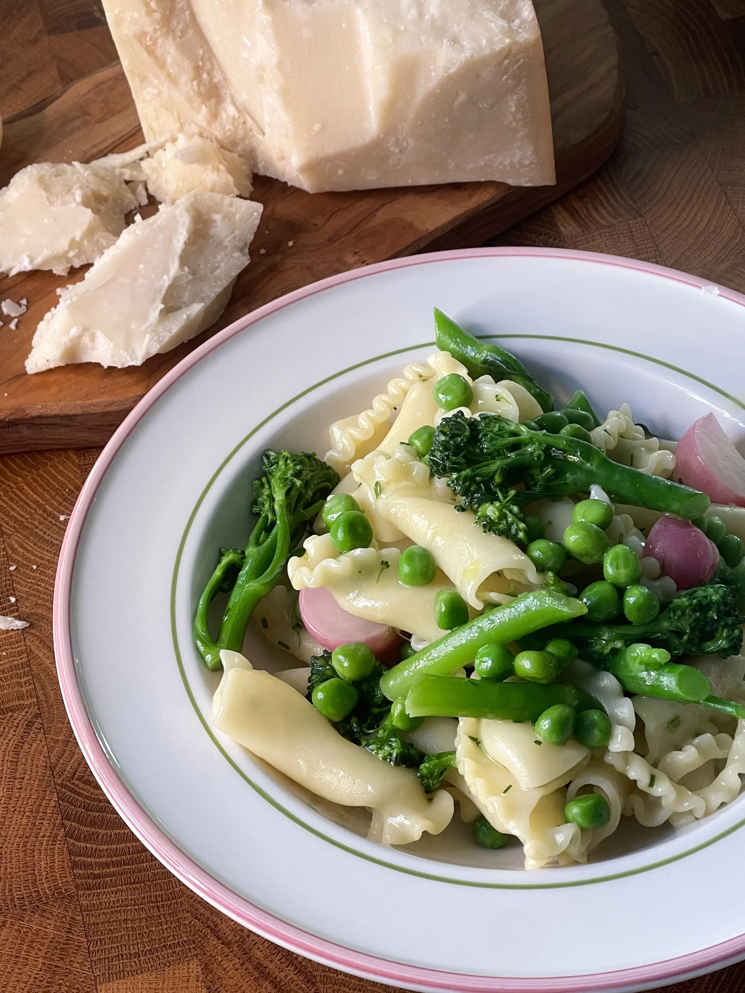 Gigli med vårgrønnsaker