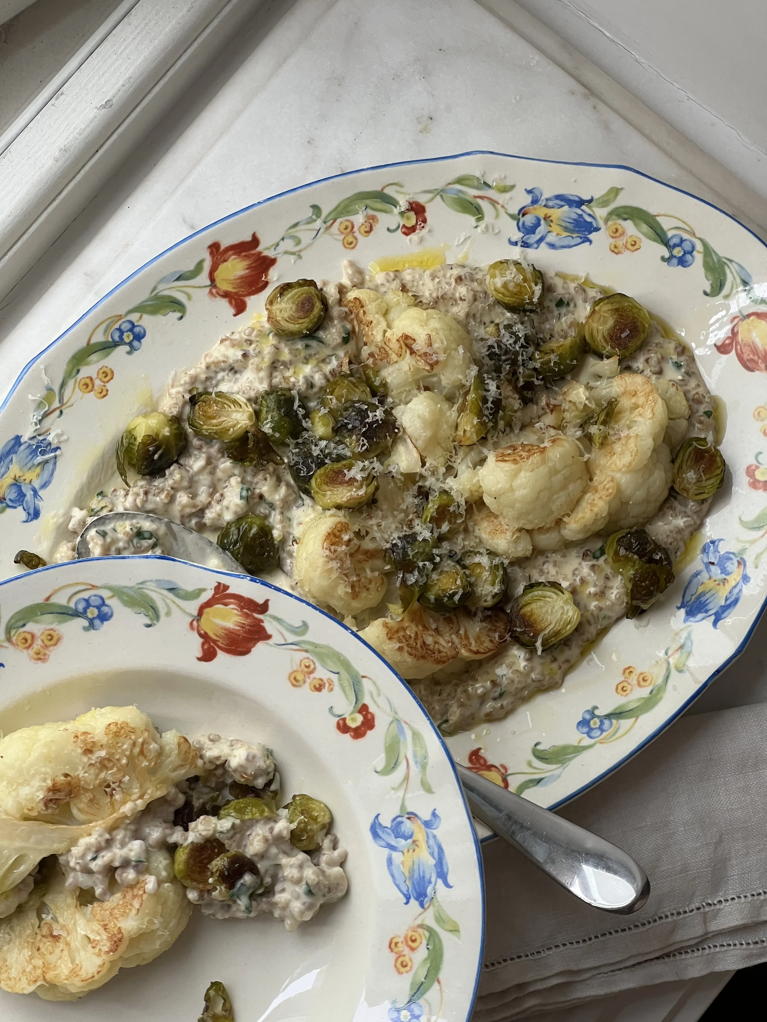 Kremet byggryn med blomkål og rosenkål