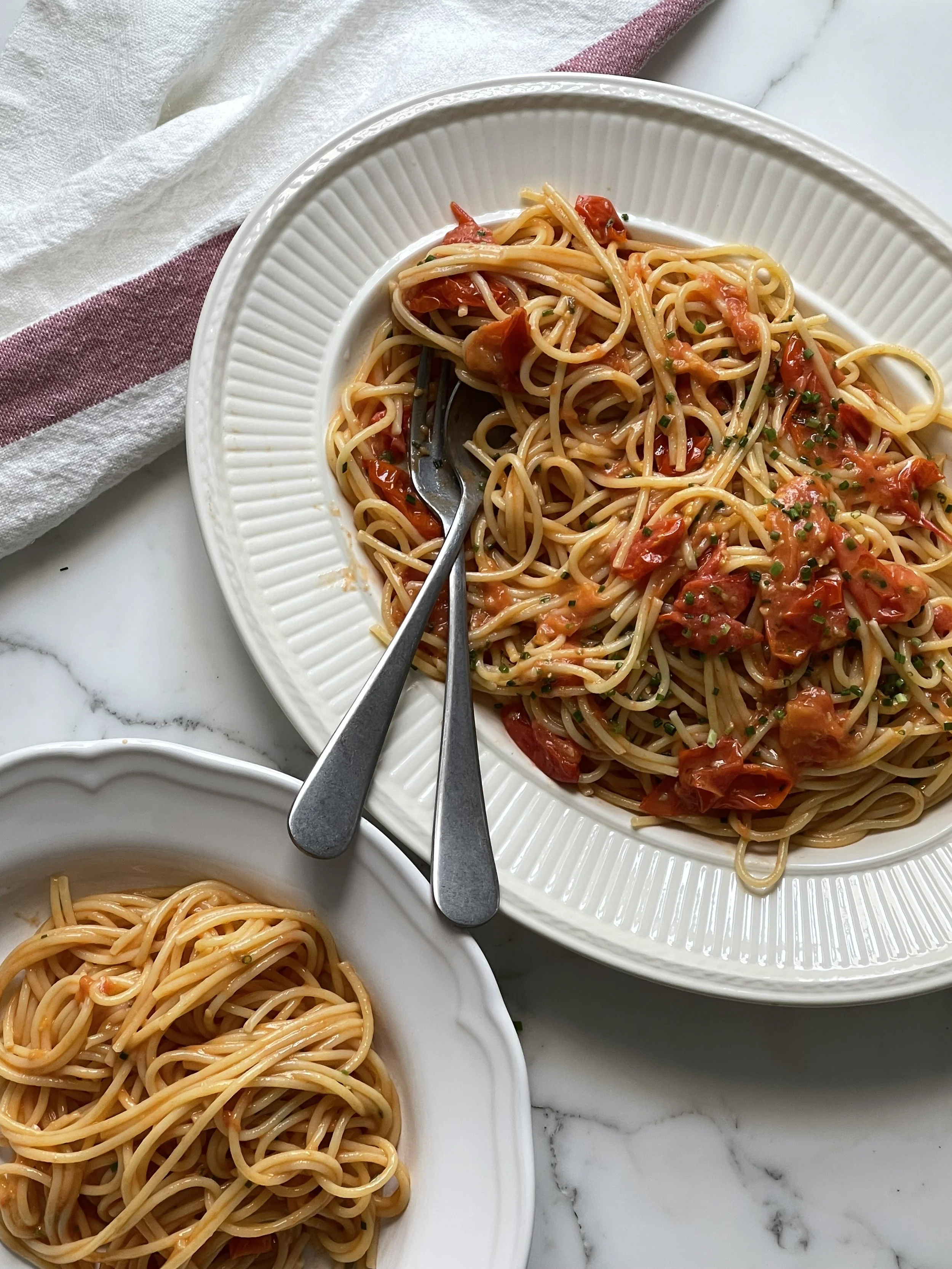 Spagetti med smør- og tomatsaus