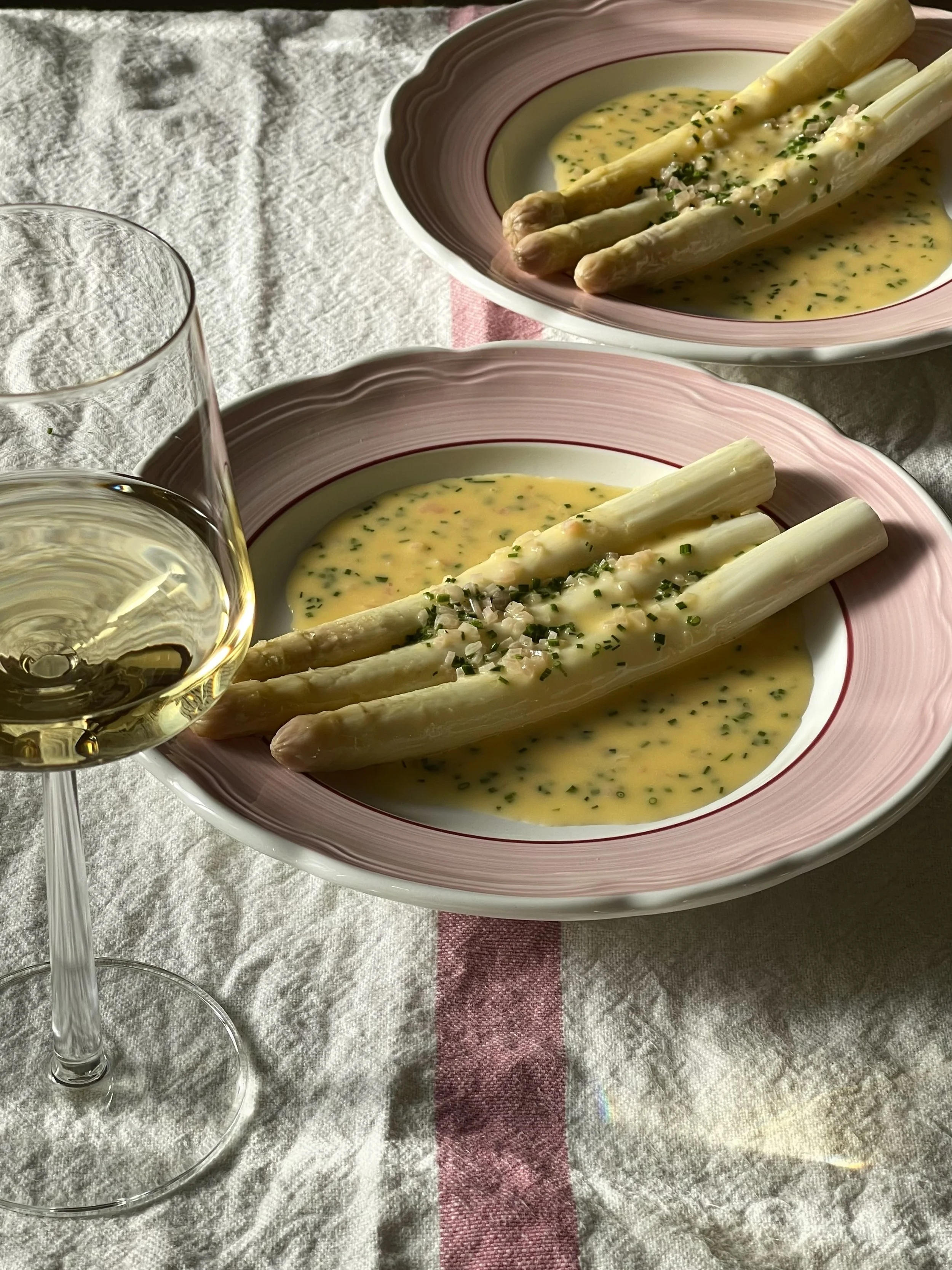 Hvite asparges med smørsaus