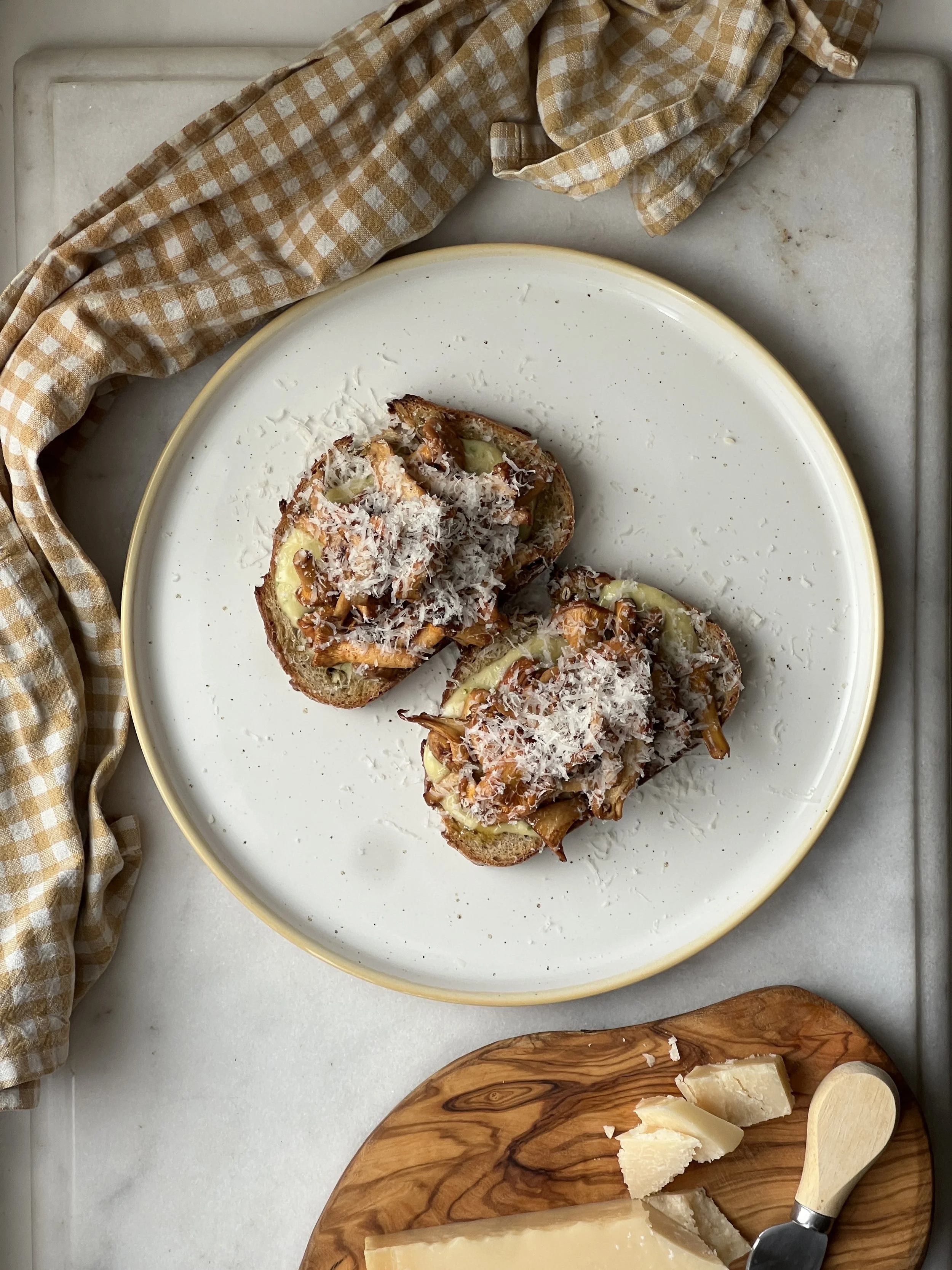 Kantarelltoast med gressløkmajones