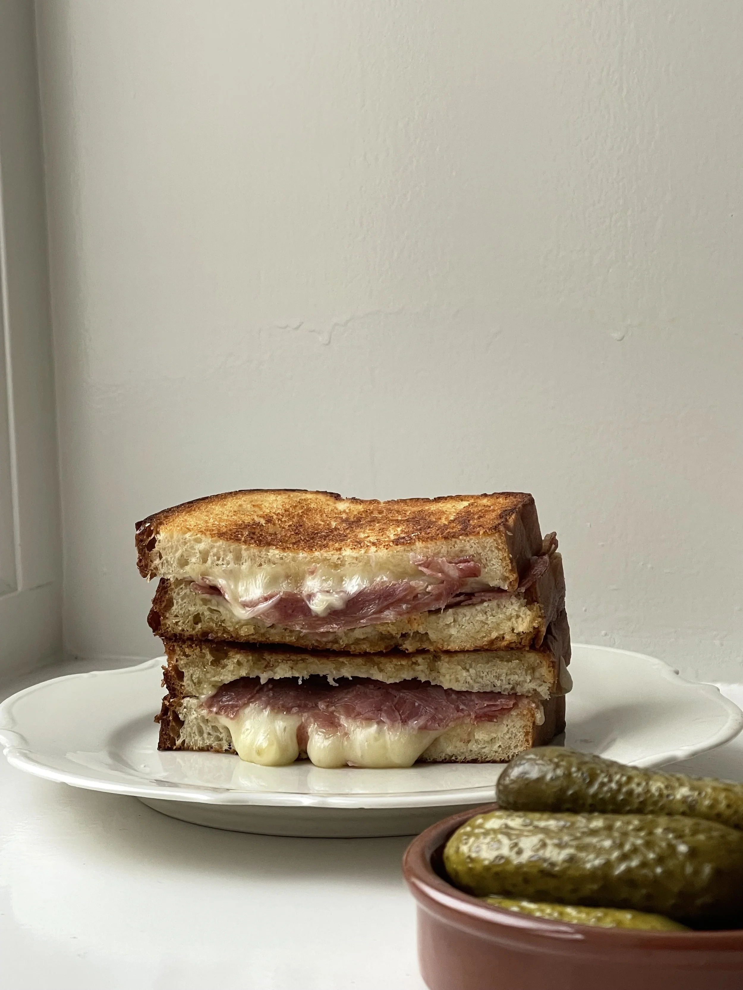 Ostesmørbrød med fontina og salami