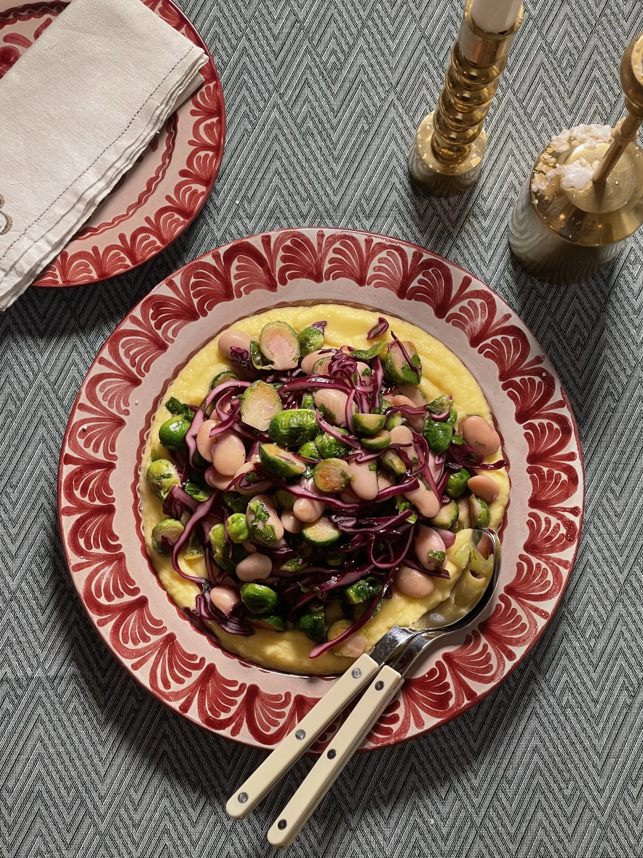 Rosenkålsalat med rødkål og hvite bønner