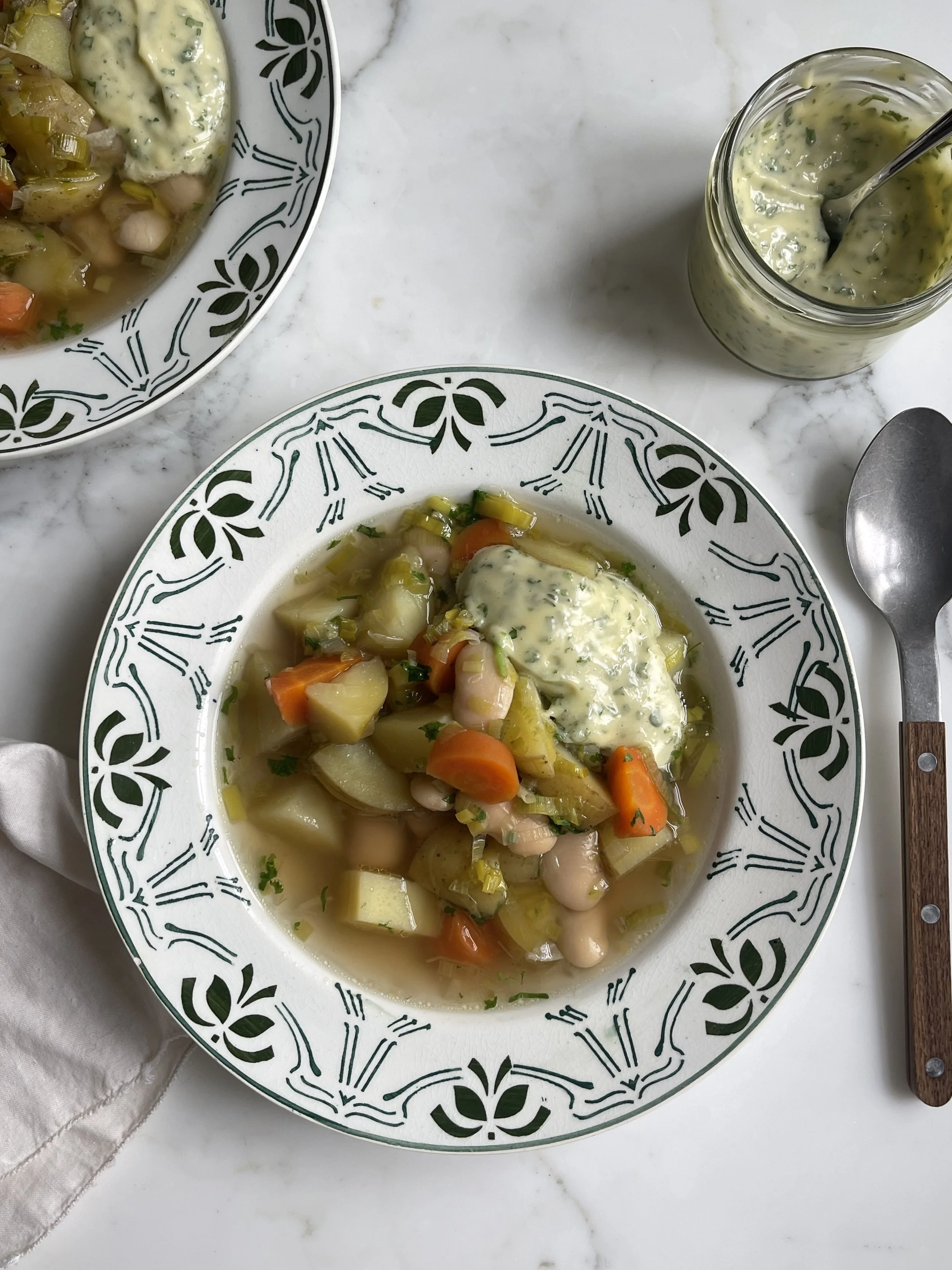 Grønnsakssuppe med bønner og urtemajones