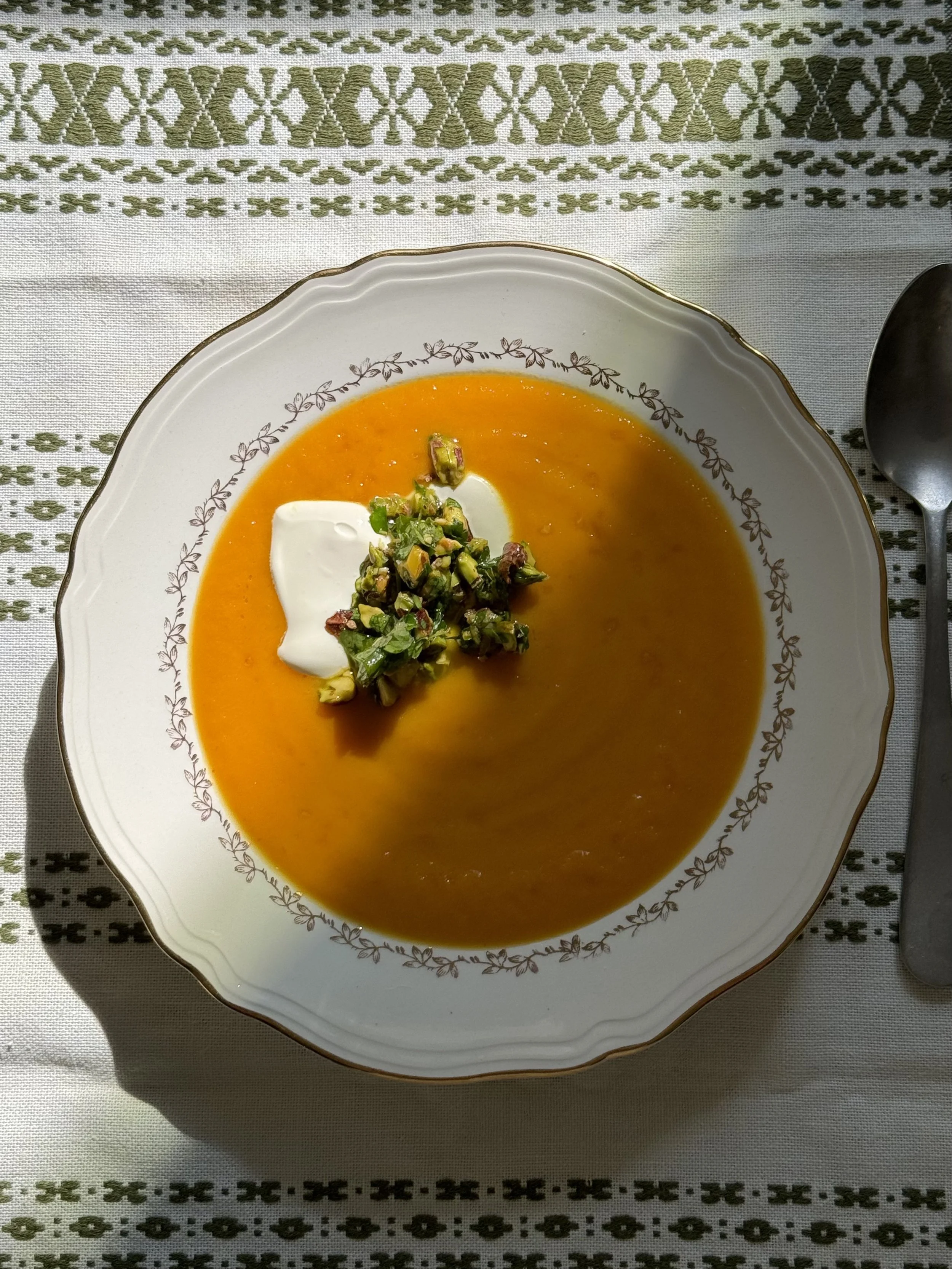 Gulrotsuppe med pistasjgremolata