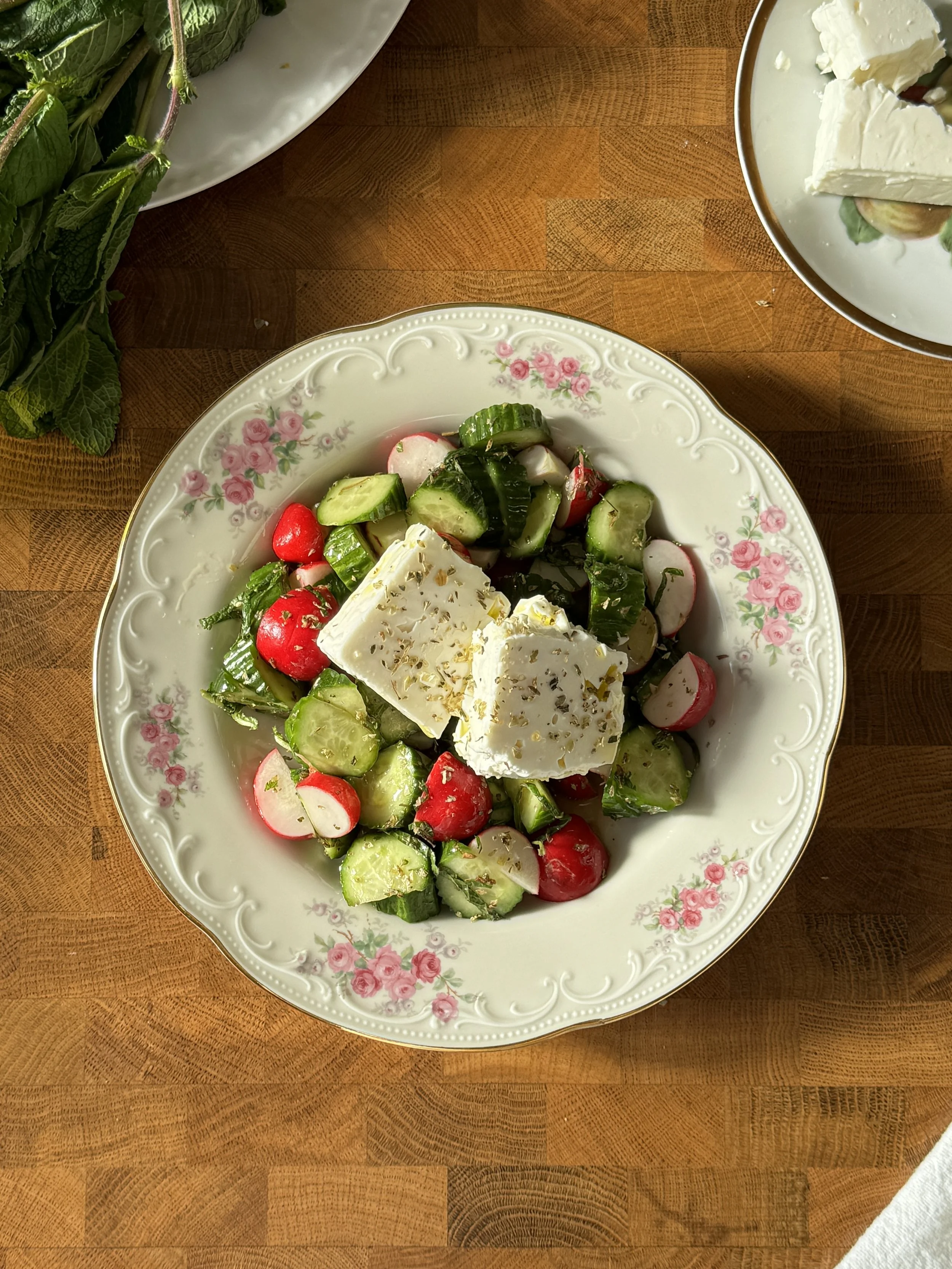 Agurksalat med reddiker og feta