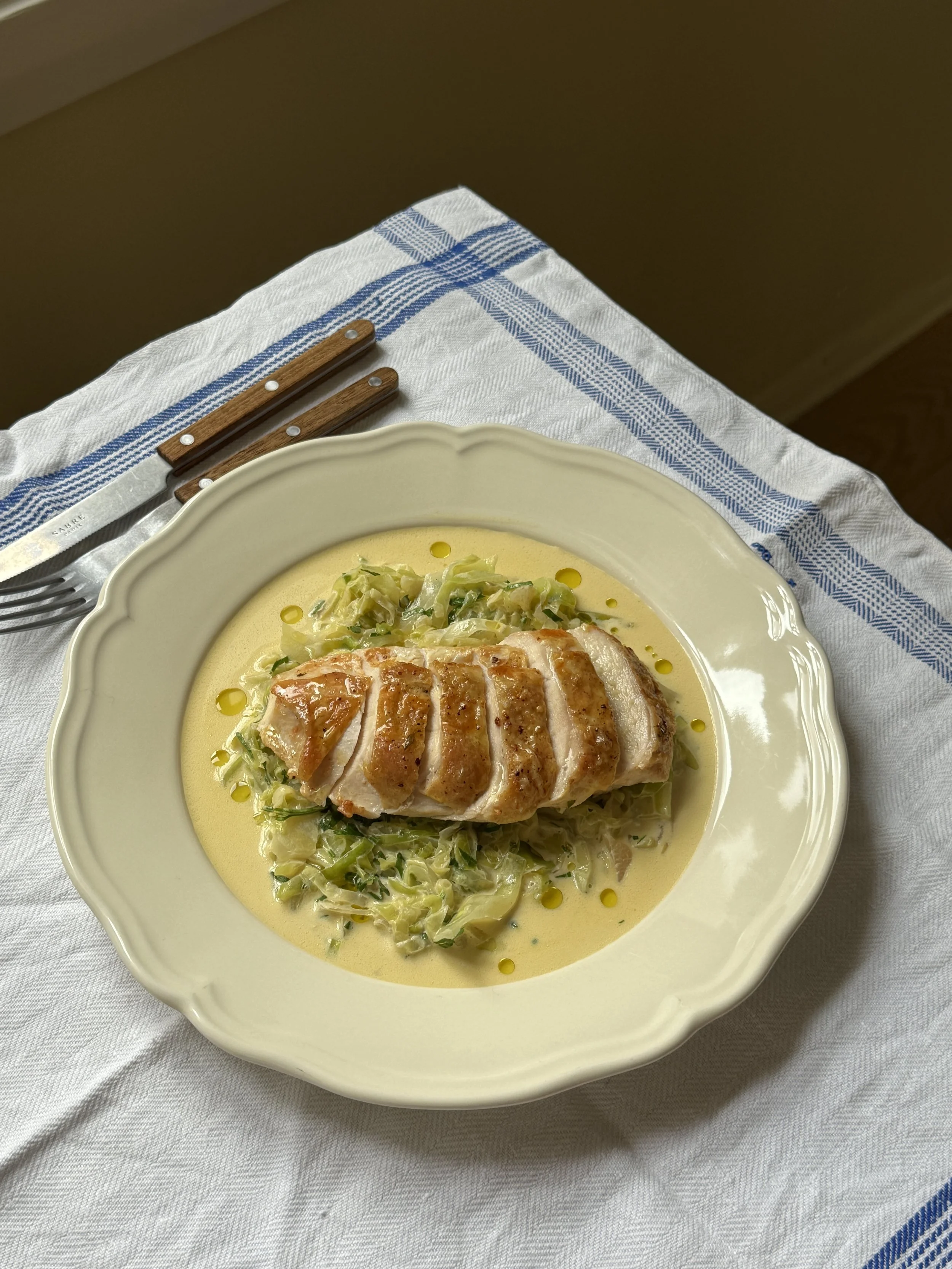 Stekt kyllingbryst med kremet sommerkål