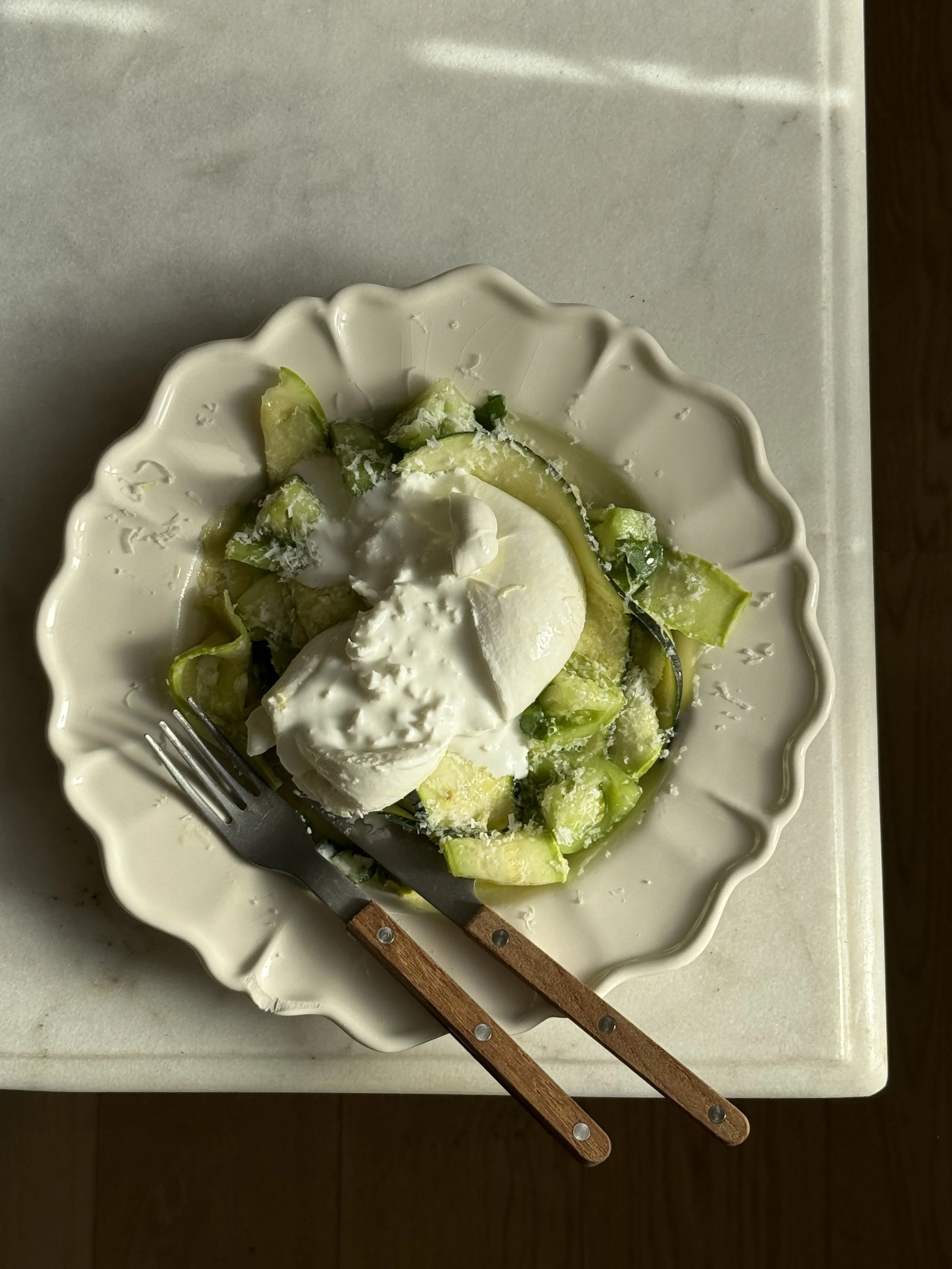 Squashsalat med tomater og burrata