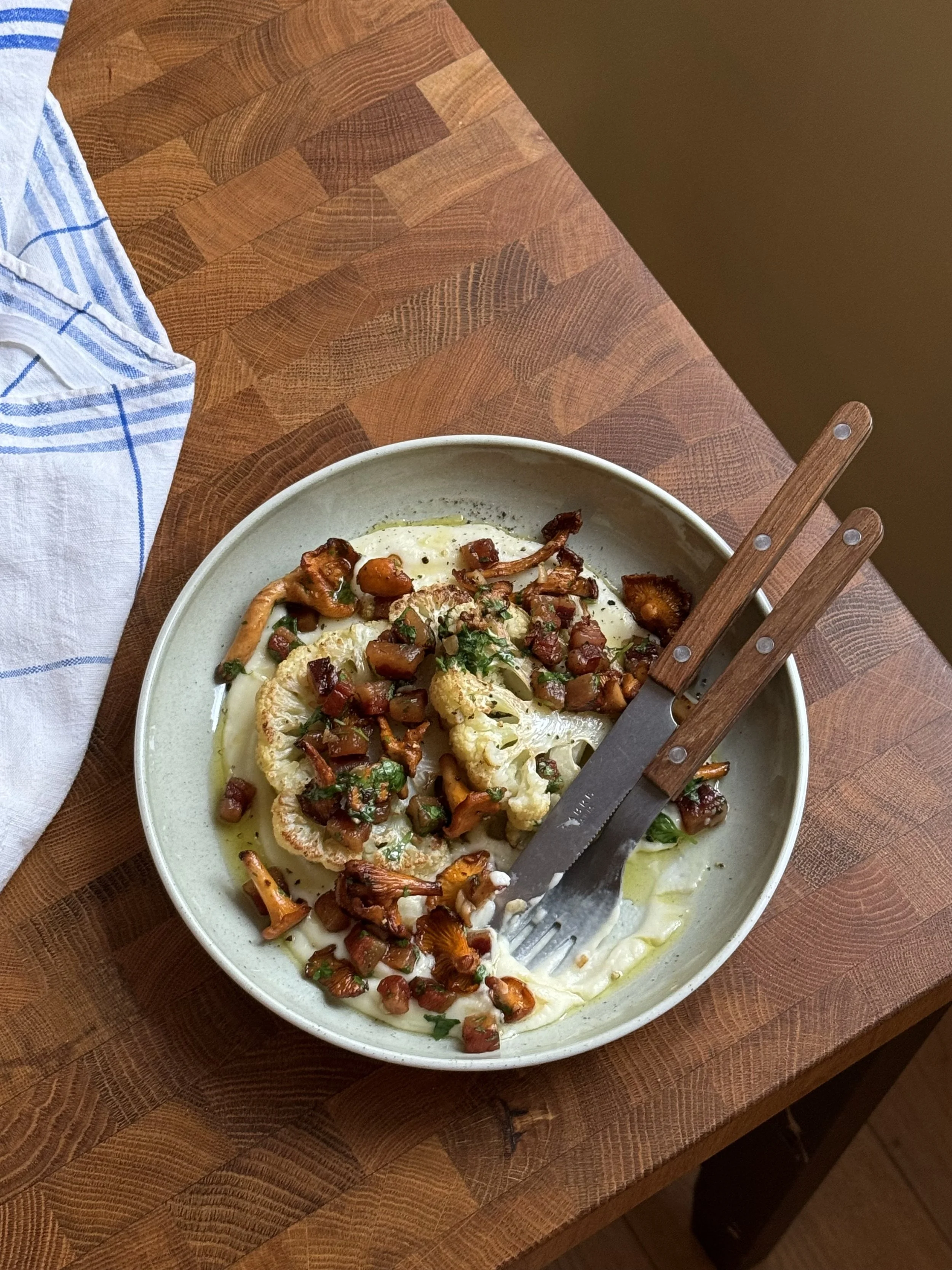 Blomkålbiff med pancetta og kantareller