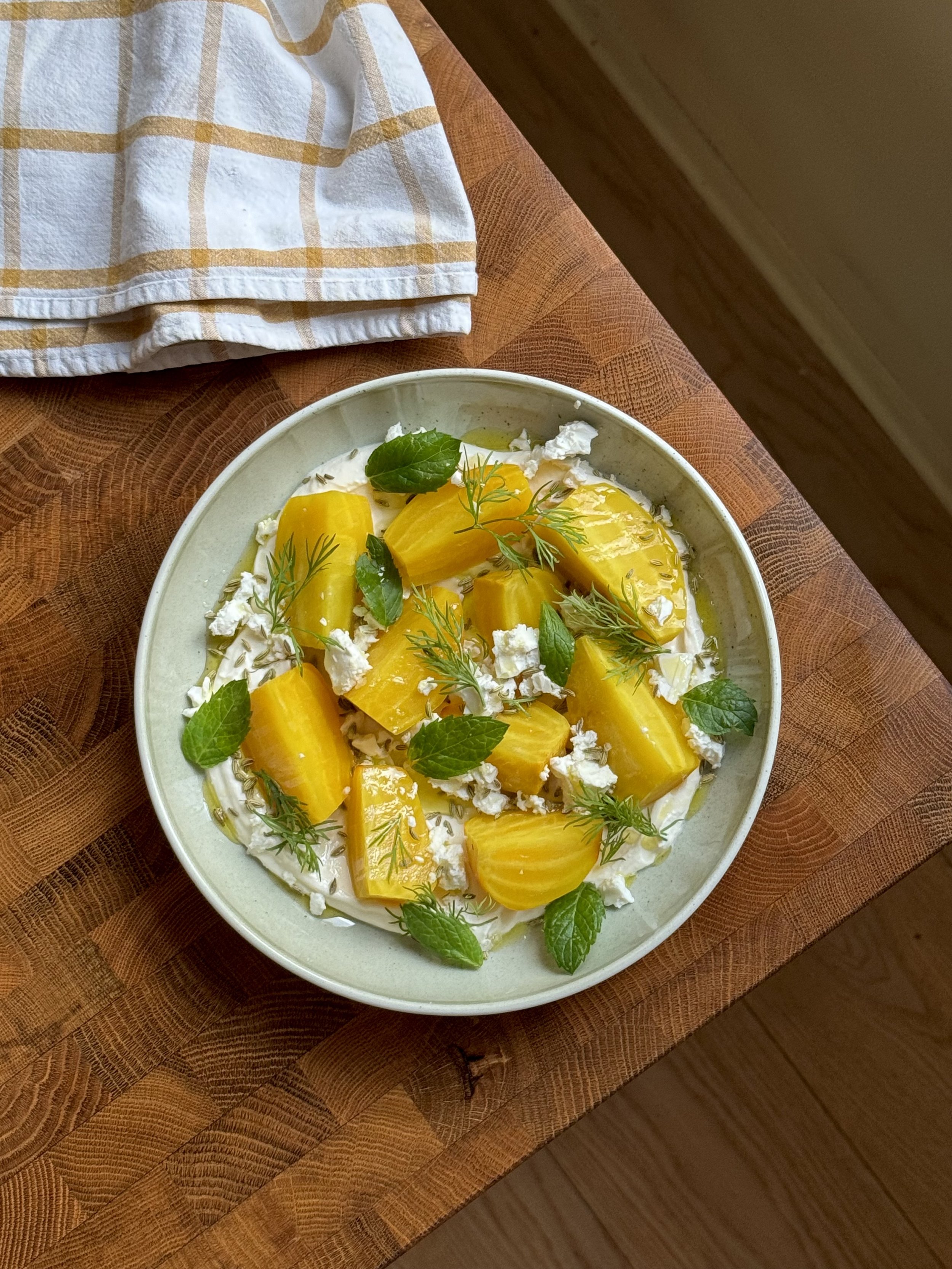Bakte gulbeter med feta