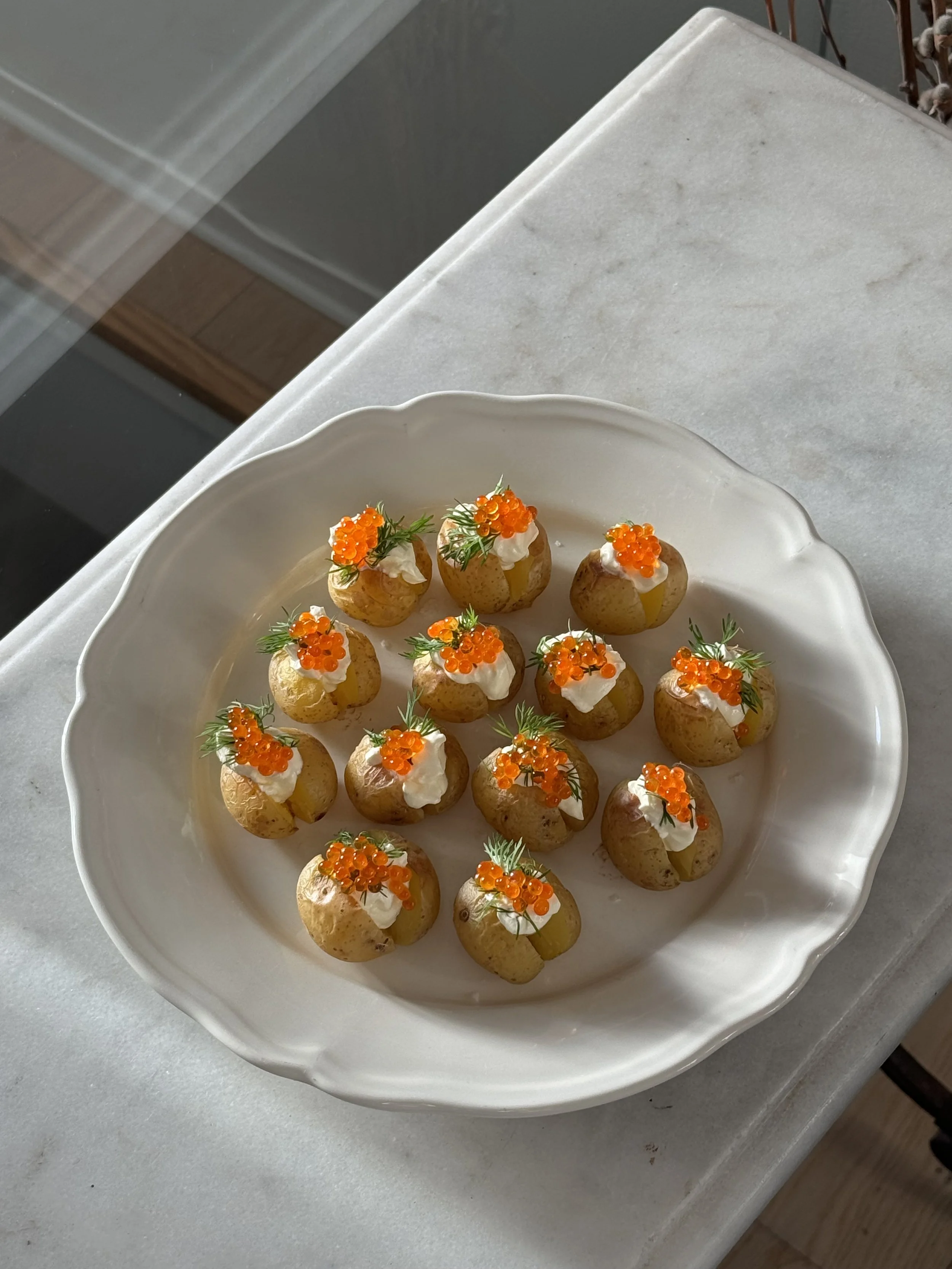 Bakte småpoteter med creme fraiche og ørretrogn