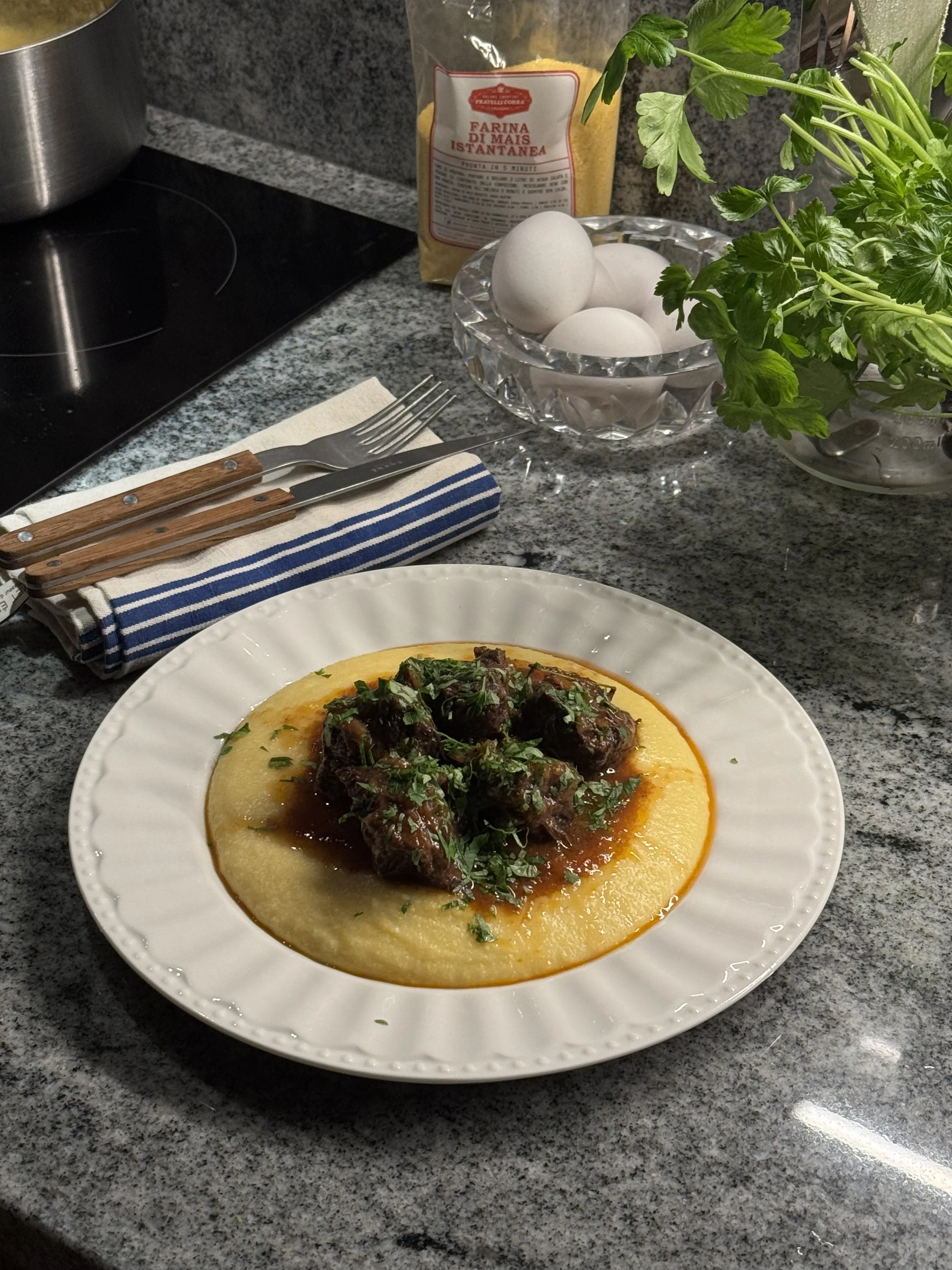 Breserte oksekjaker med polenta