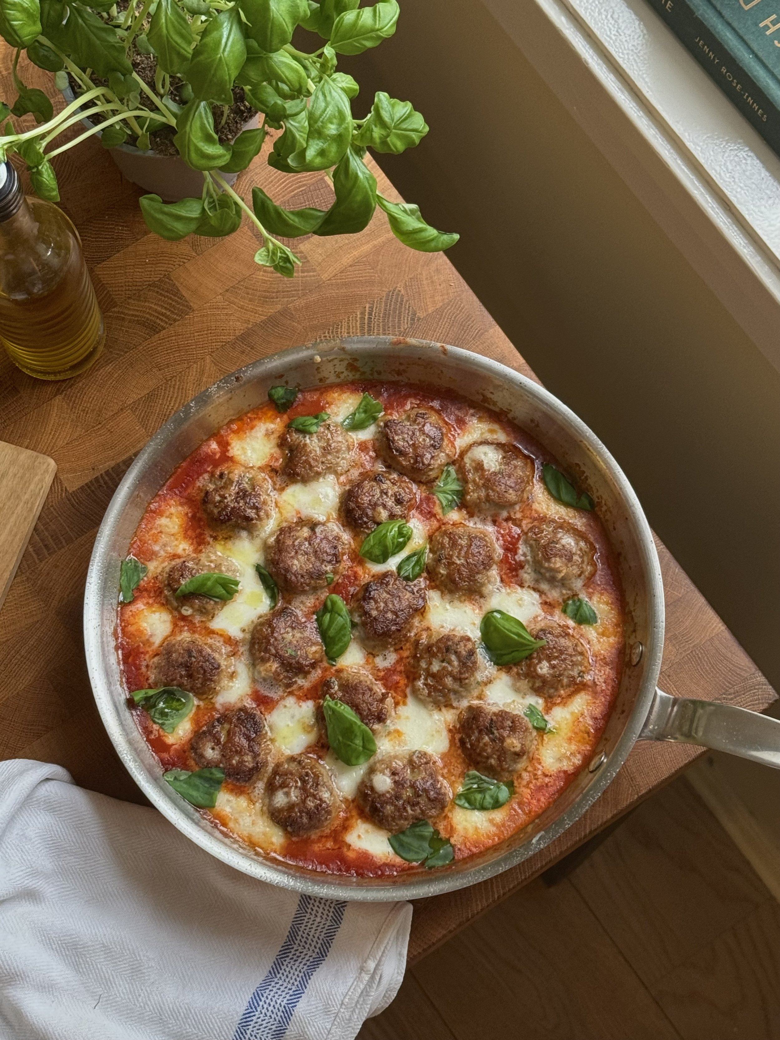 Kjøttboller med mozzarella og tomatsaus