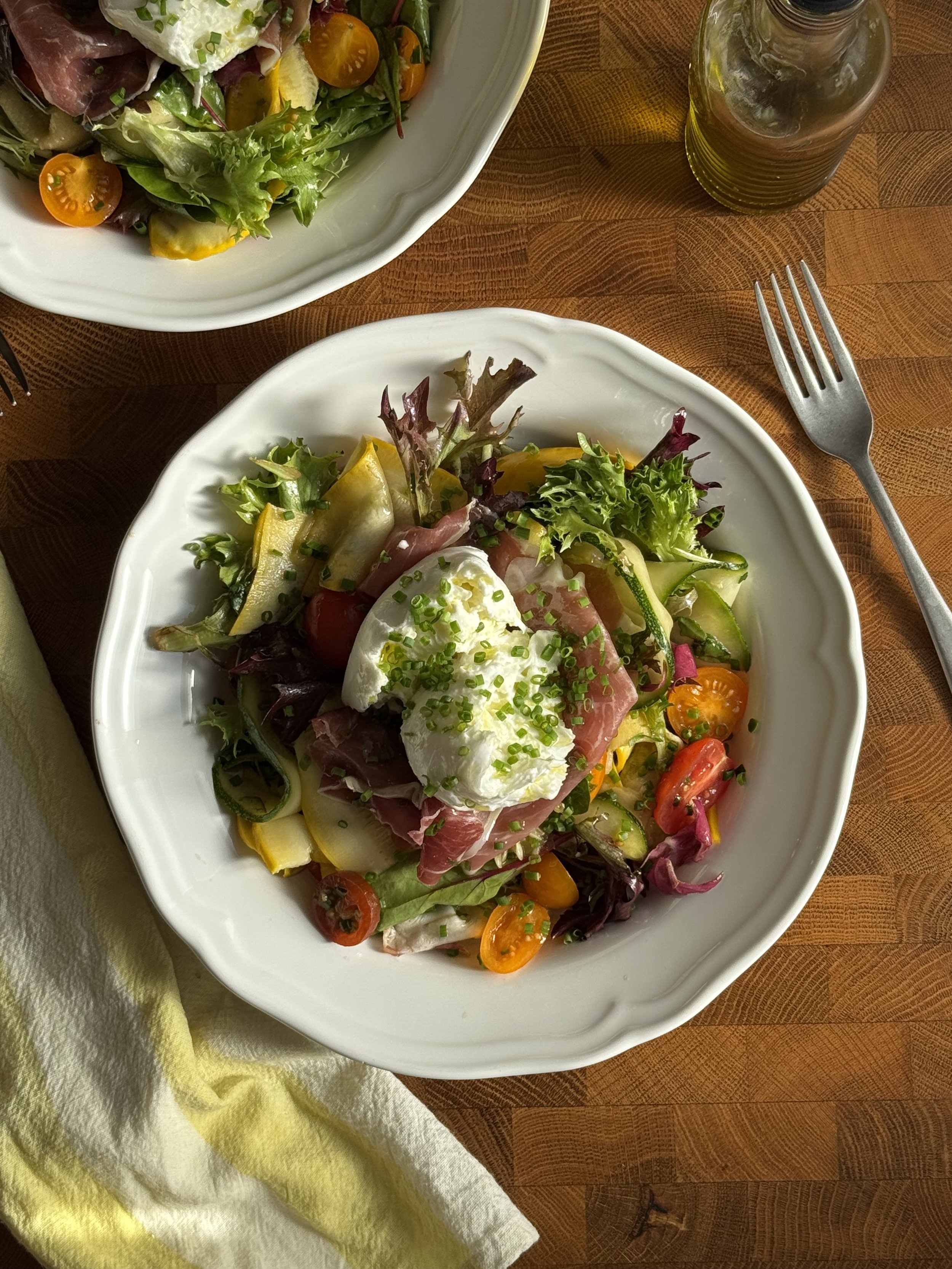 Squashsalat med mozzarella og prosciutto