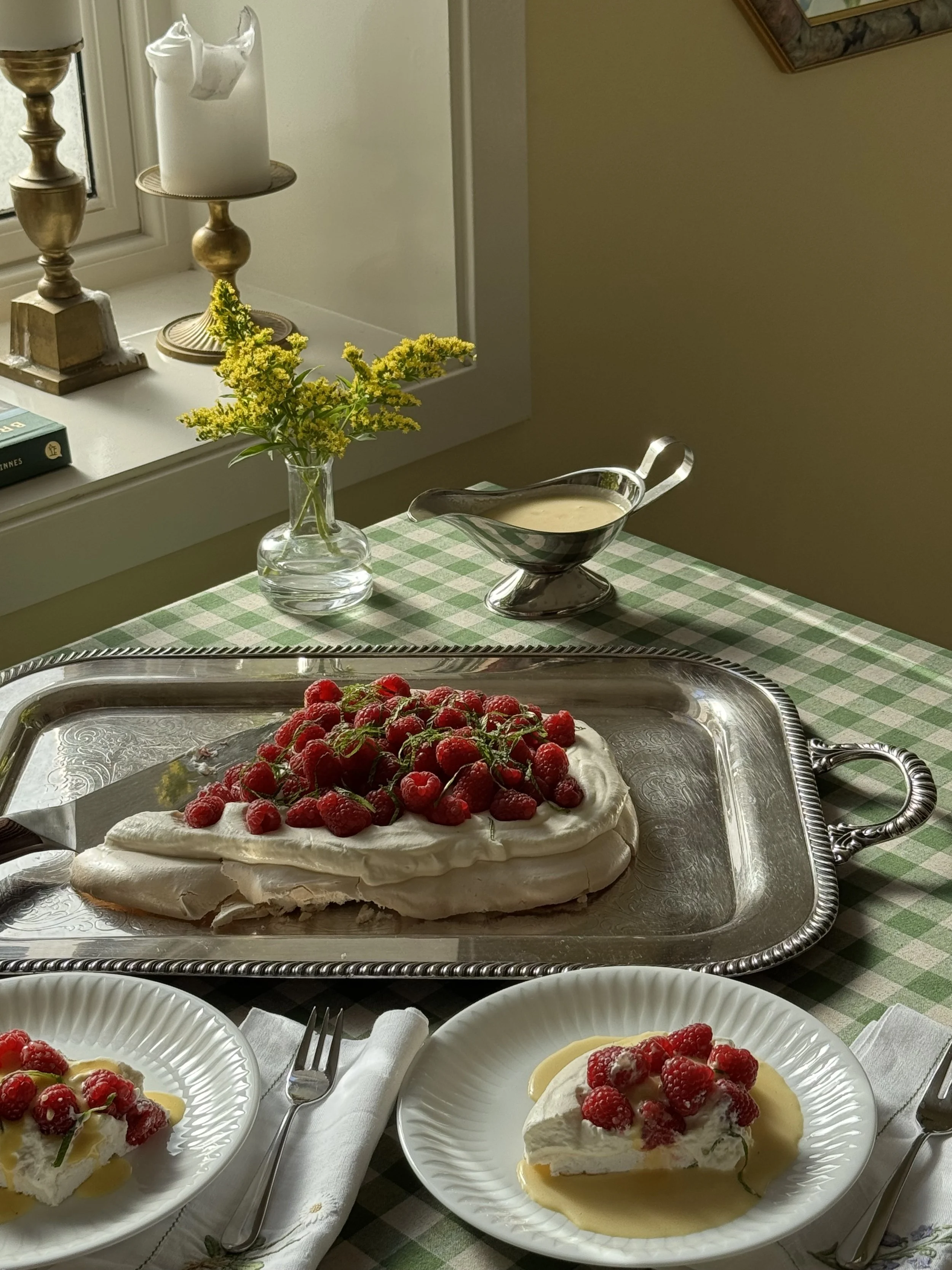 Pavlova med sitronsaus