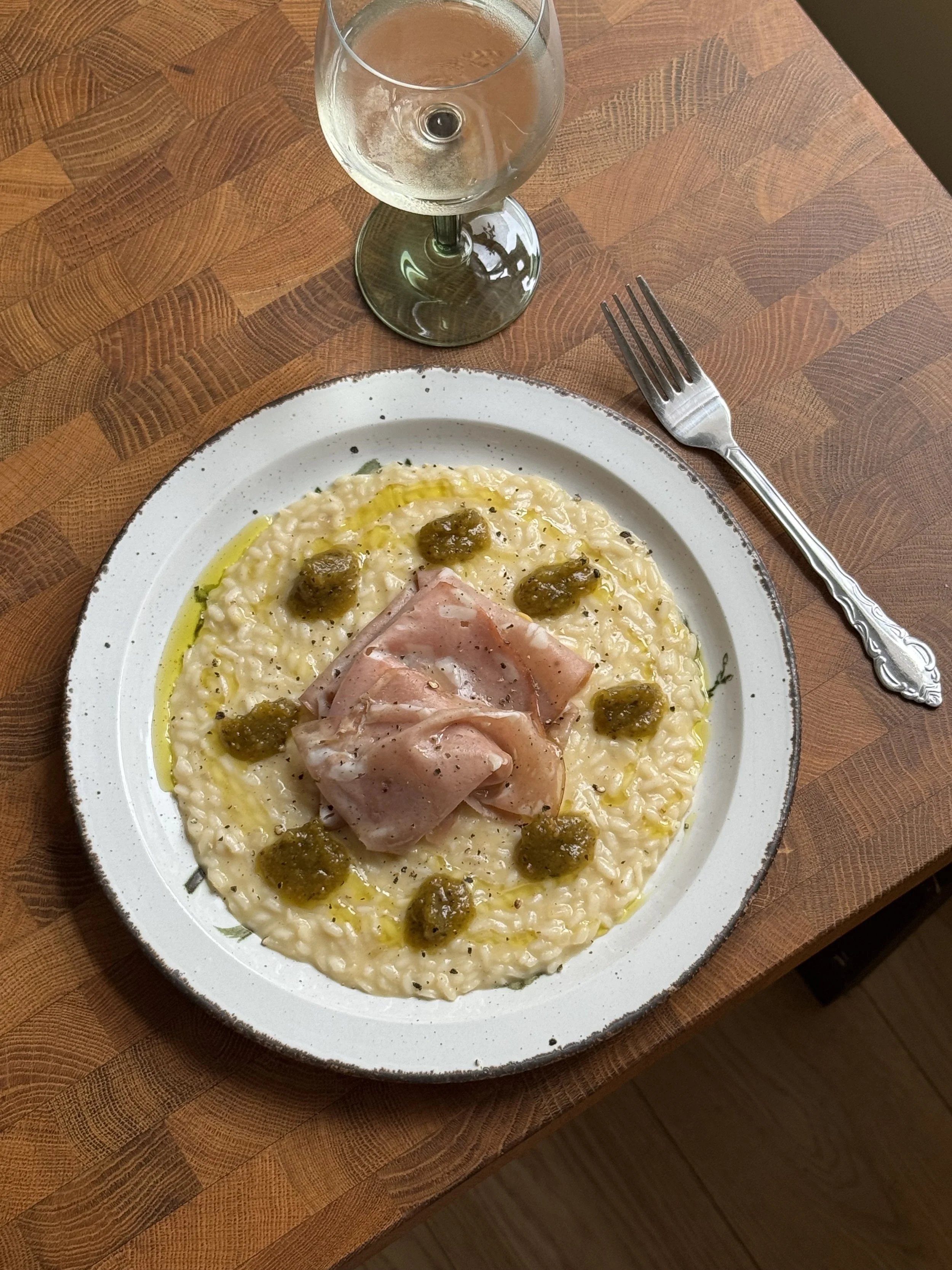 Risotto med mortadella og pesto