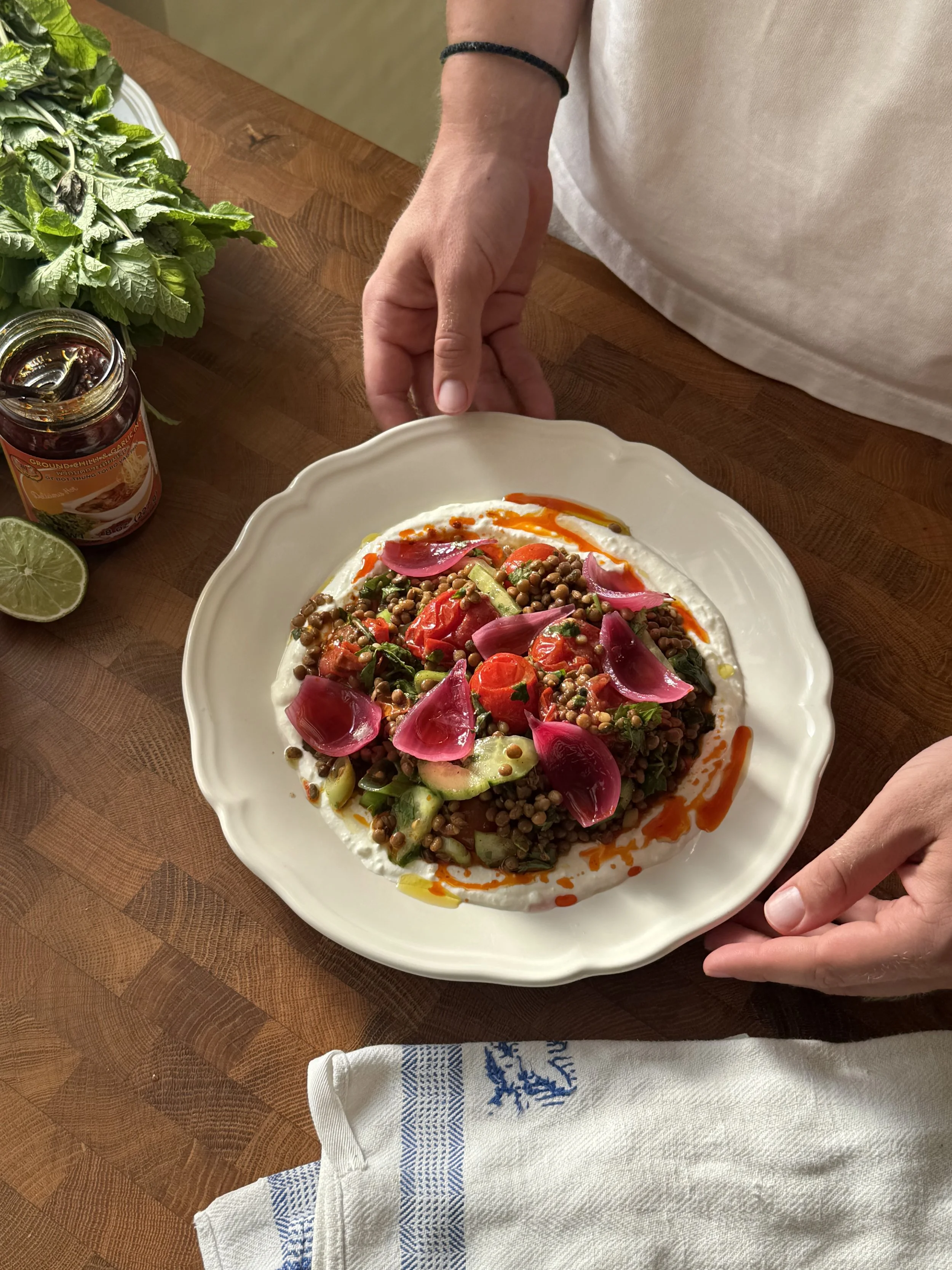 Linsesalat med stekte tomater og gresk yoghurt