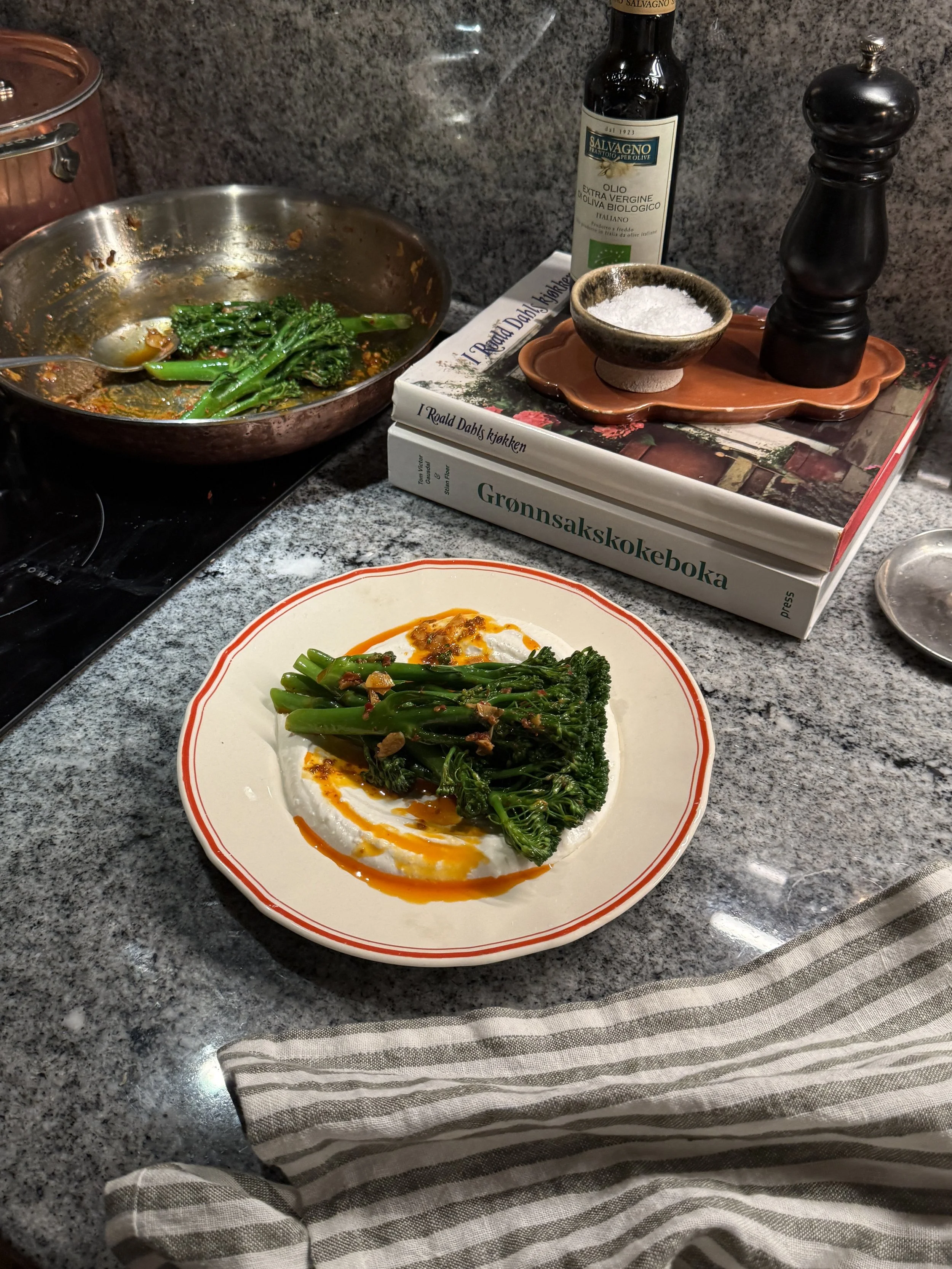 Brokkolini med fetakrem og nduja