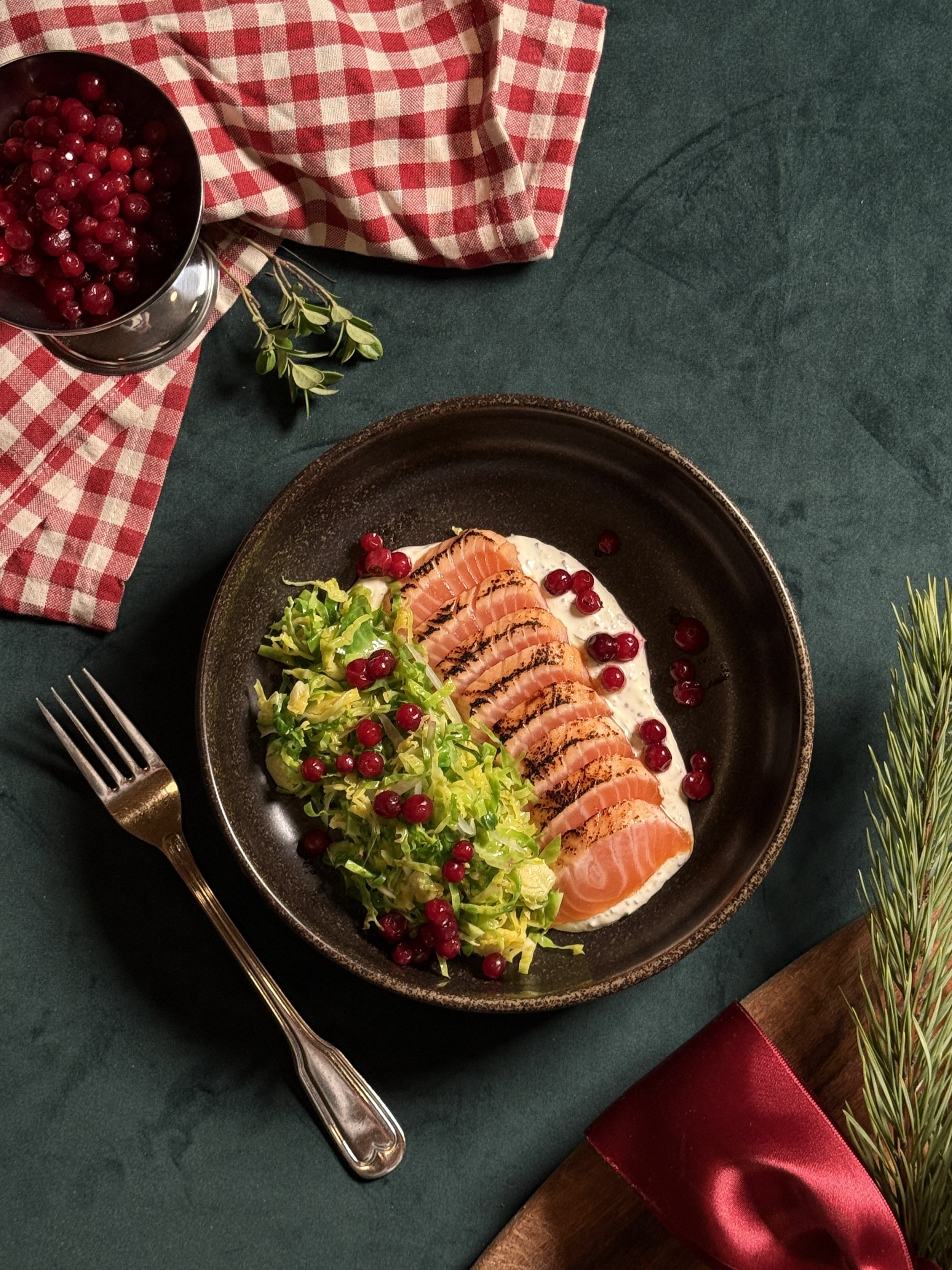 Laks tataki med stekt rosenkål