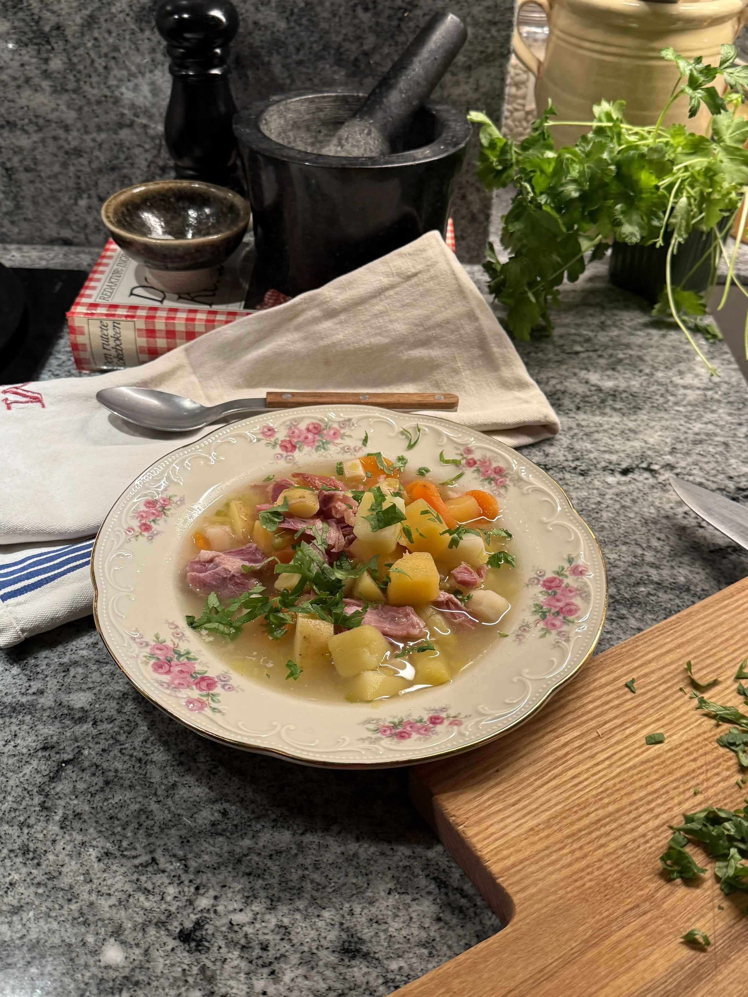 Grønnsakssuppe med svineknoke
