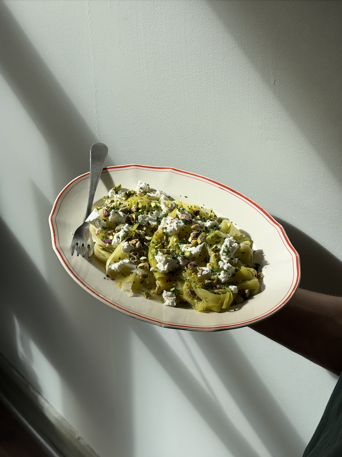 Bakt purre med feta og pistasjnøtter