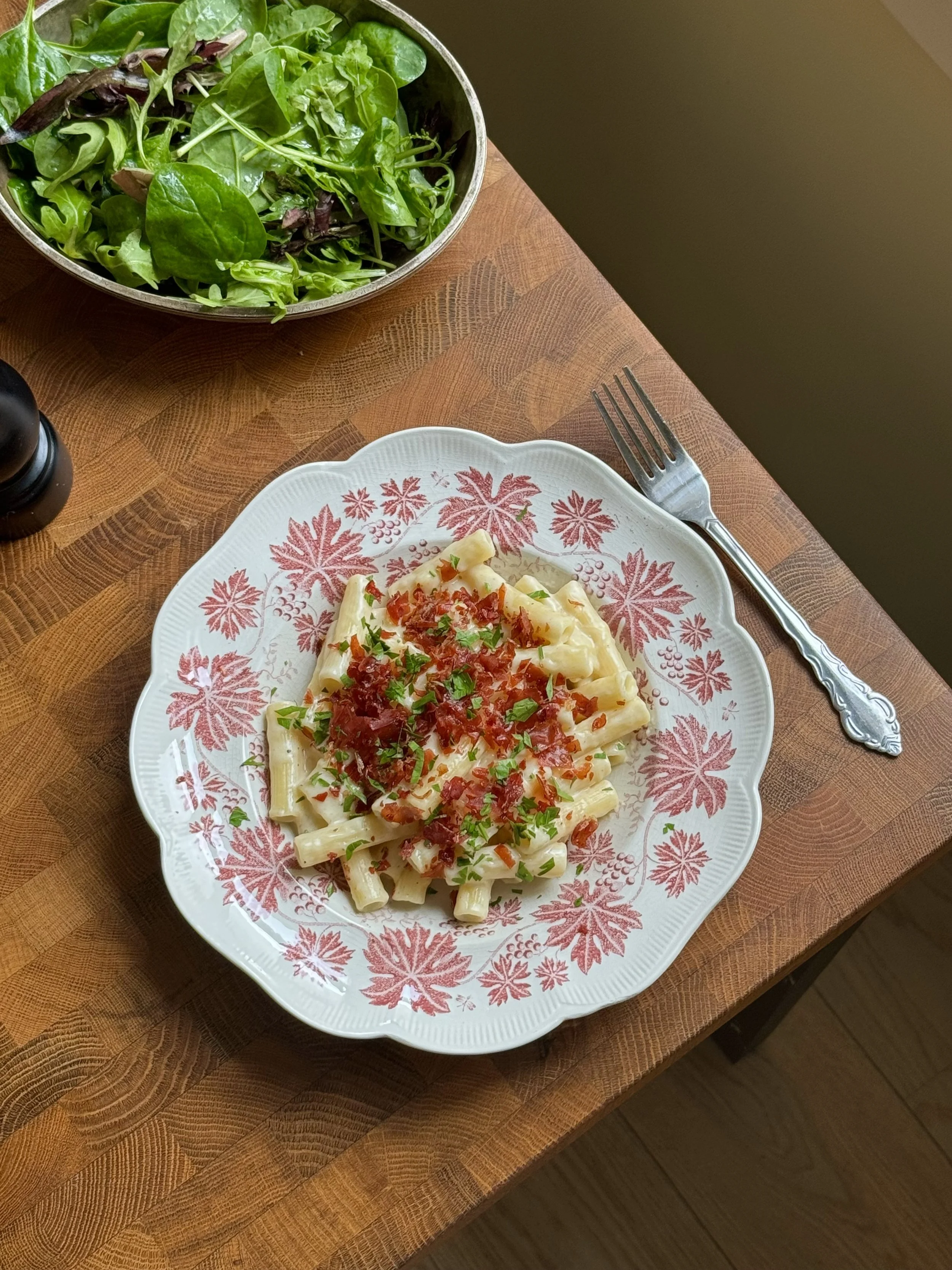 Mac ‘n’ cheese med sprøstekt prosciutto — sultne gutter
