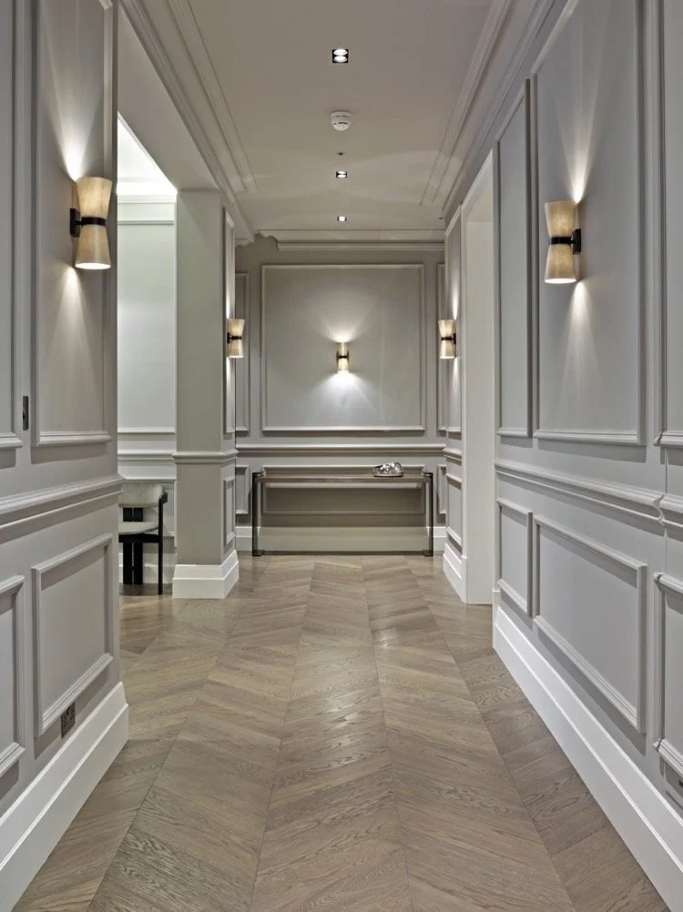 soubassement-boiserie-murale-boiserie-murale-gris-clair-parquet-chevrons.jpeg
