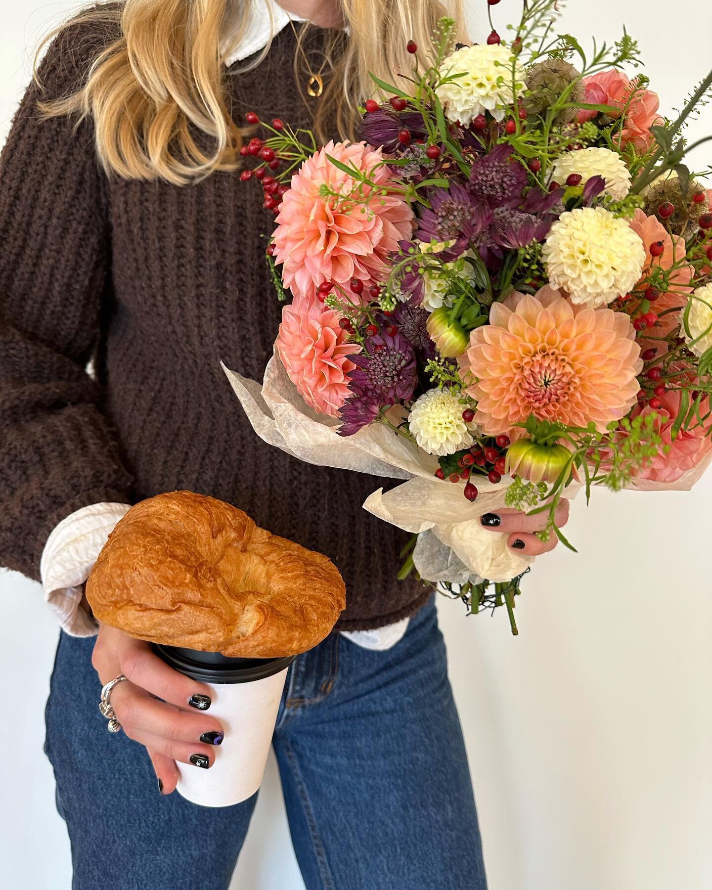 Fridays are for gifting yourself flowers and croissants 🥐 

#fridayflowers #portlandflorist #pdxflorist #flowershop #pnwflorist #bouquet #buymyselfflowers