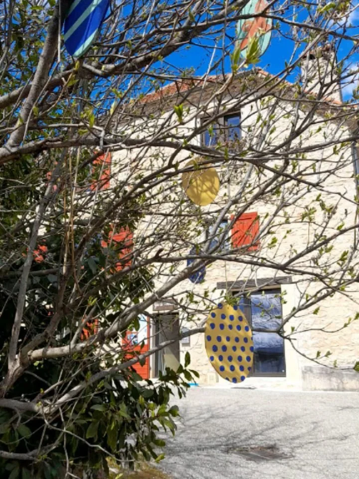 Heureux de vous accueillir de nouveau &agrave; partir de P&acirc;ques au g&icirc;te d'&eacute;tape de B&eacute;nevise !
Toujours &eacute;mue de sortir une partie de la collection de la d&eacute;coration de P&acirc;ques de ma maman !
Et d'ailleurs, po