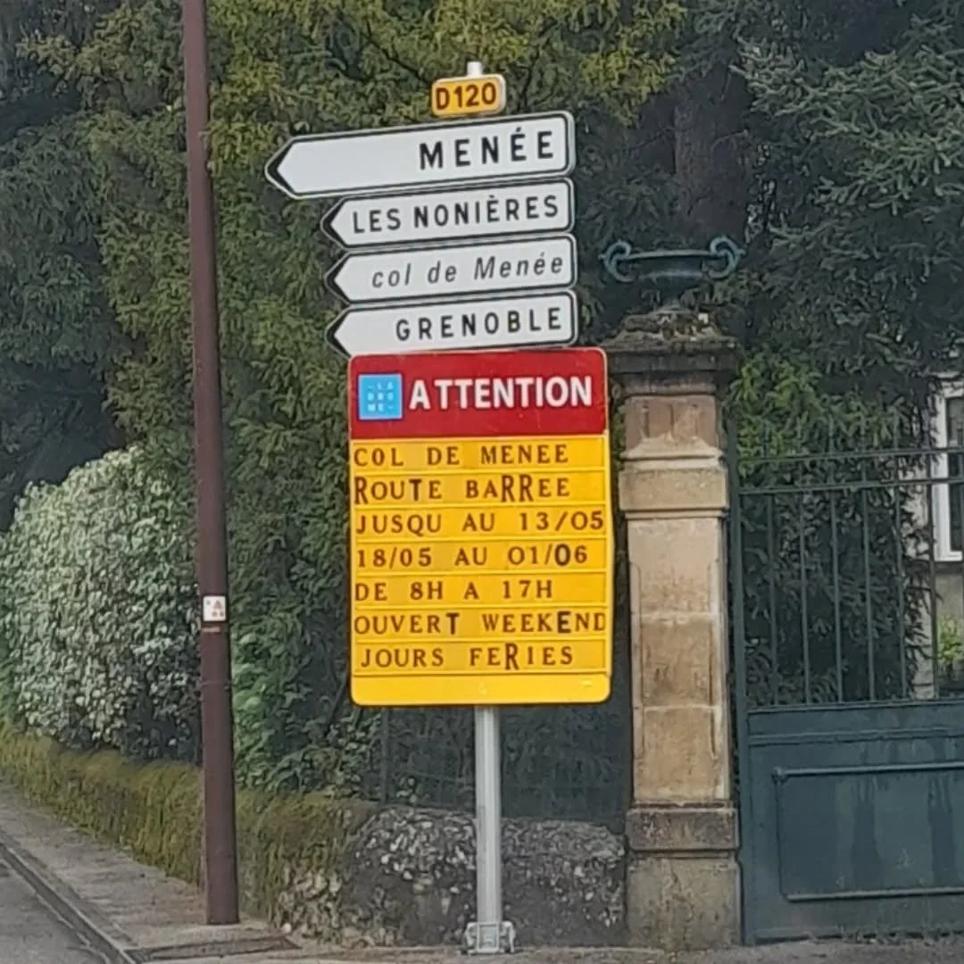 Les travaux continuent et le Col de Men&eacute;e restera ferm&eacute; encore pour quelques jours. &Agrave; partir du 13 mai, le col sera ouvert le matin, le soir, les wweek-ends et jours f&eacute;ri&eacute;s. Renseignez-vous avant de rejoindre B&eacu