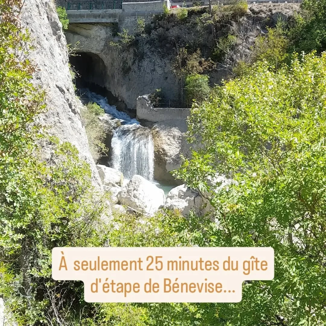 ...se trouve le site class&eacute; du Claps. Les aubergistes du @gitedebenevise ont profit&eacute; pour faire la Via ferrata et un petit saut dans la Dr&ocirc;me avant d'accueillir des clients ce soir...
Le chaos du Claps est &eacute;galement bien co