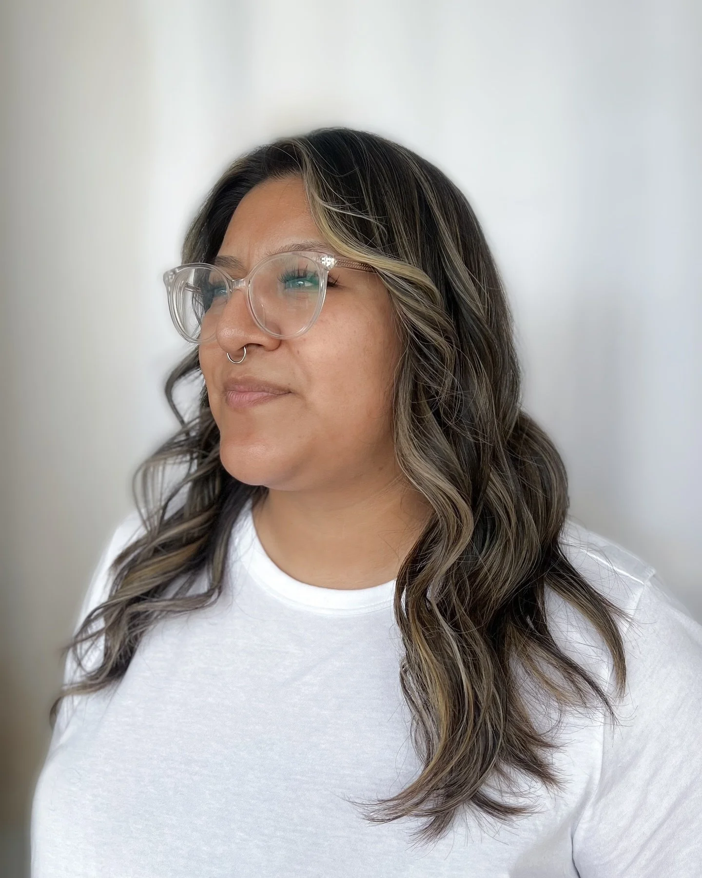 The beauty of lived-in color is that it grows out seamlessly. ✨
This technique helps avoid harsh grow-out lines, allowing you to receive compliments on your hair not just when you leave the salon, but for weeks to come. 🤗
Schedule your appointment t