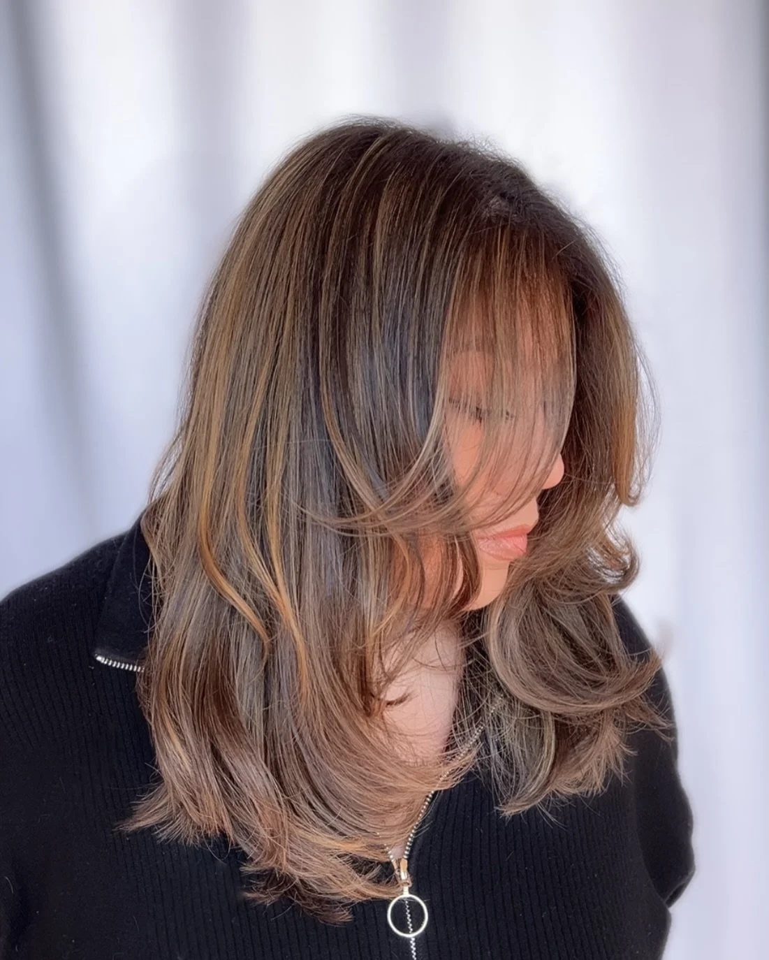 Want a shade that isn&rsquo;t too deep or too bright? 🌟Beige tones give that sweet in‑between glow. They melt into darker hair and wear so softly. 
Let&rsquo;s book your lived‑in color and choose the tone that fits you.