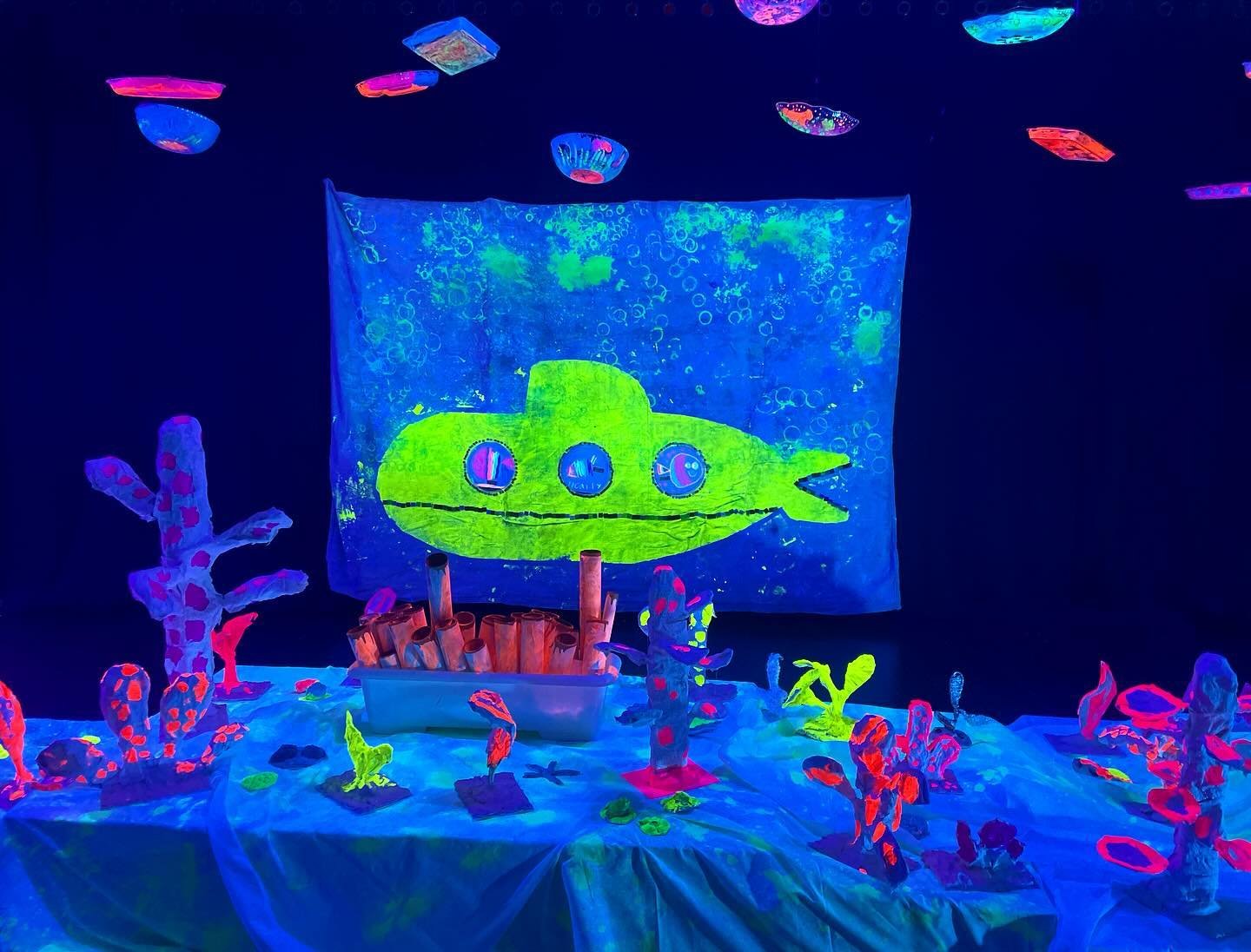 willow&rsquo;s underwater 🐟 🪼 🦈
.
.
.
.
#art #preschool #preschoolart #preschoolopenhouse #openhouse #kidsart #artexhibition #orangecounty #underwater #fish #seaanimals #coralreef #submarine #prek