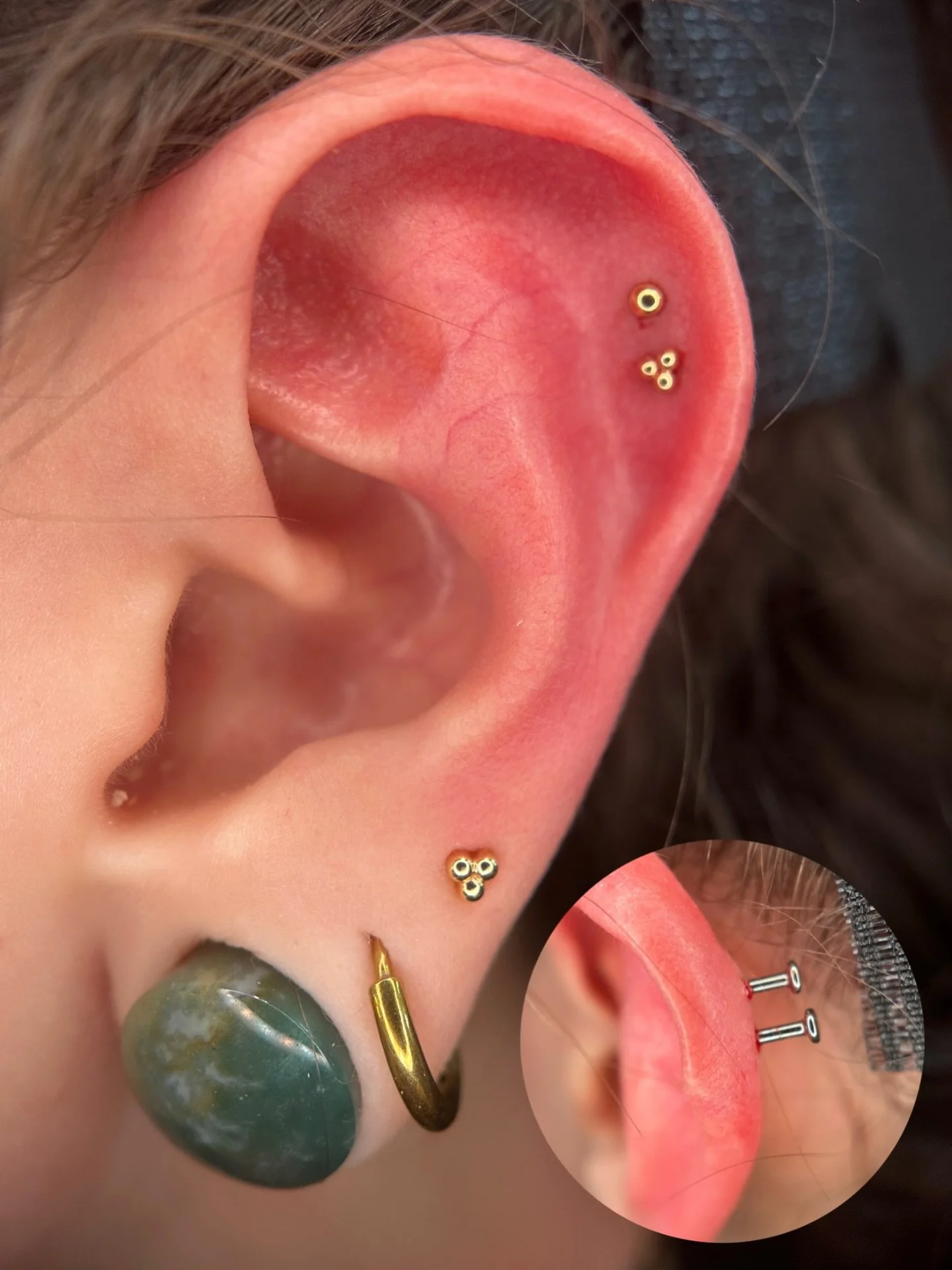 Double helix piercings - clean, balanced, and timeless ✨

A double helix consists of two separate piercings placed along the upper cartilage, each done individually for accuracy, comfort, and proper healing. For this piercing, we paired solid 14K gol