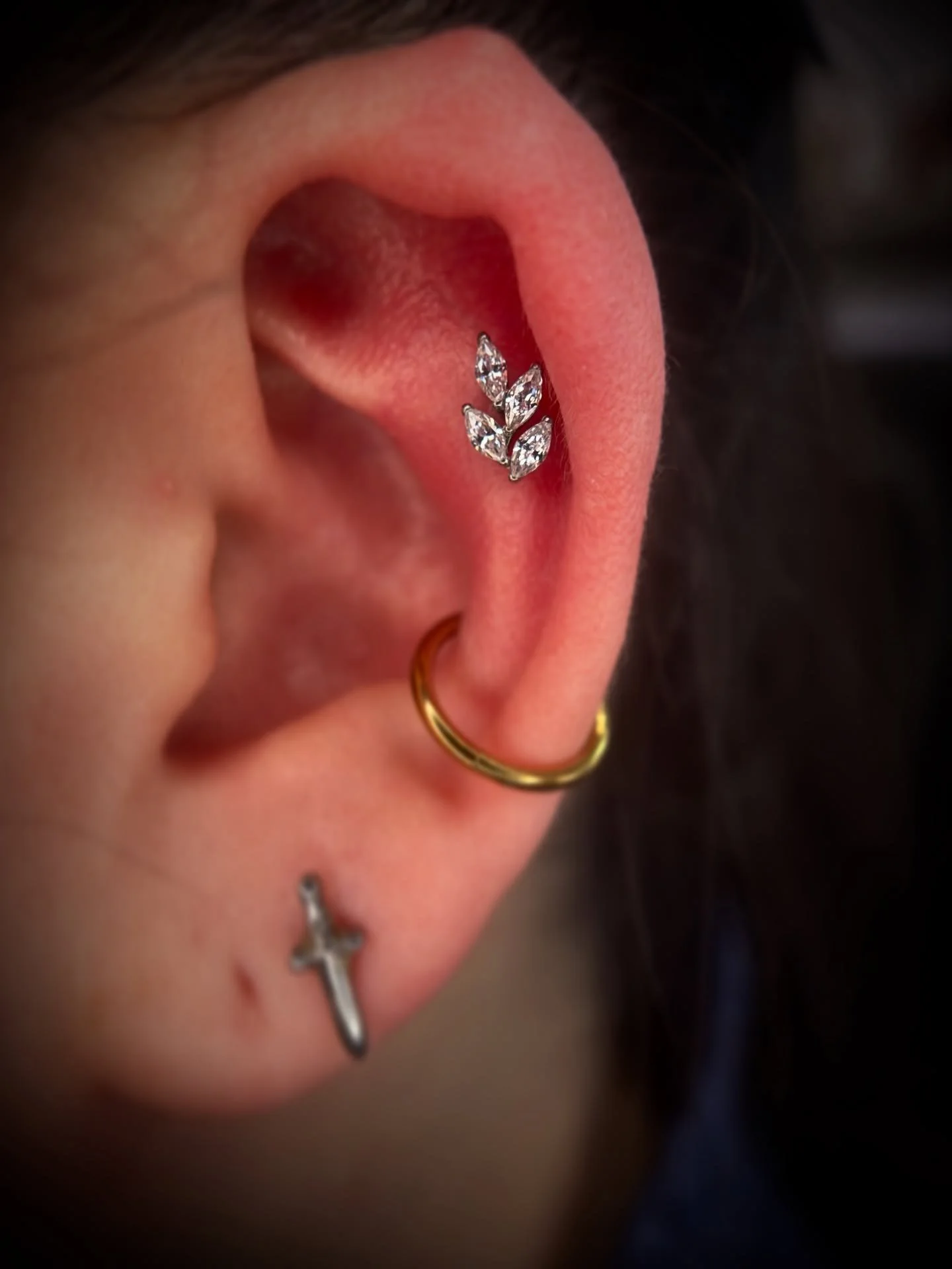 Helix piercings are one of the most versatile ear placements - second only to earlobes when it comes to style variety ✨ From minimal studs to bold statement pieces, a helix can completely change its vibe just by switching jewelry to match your mood, 