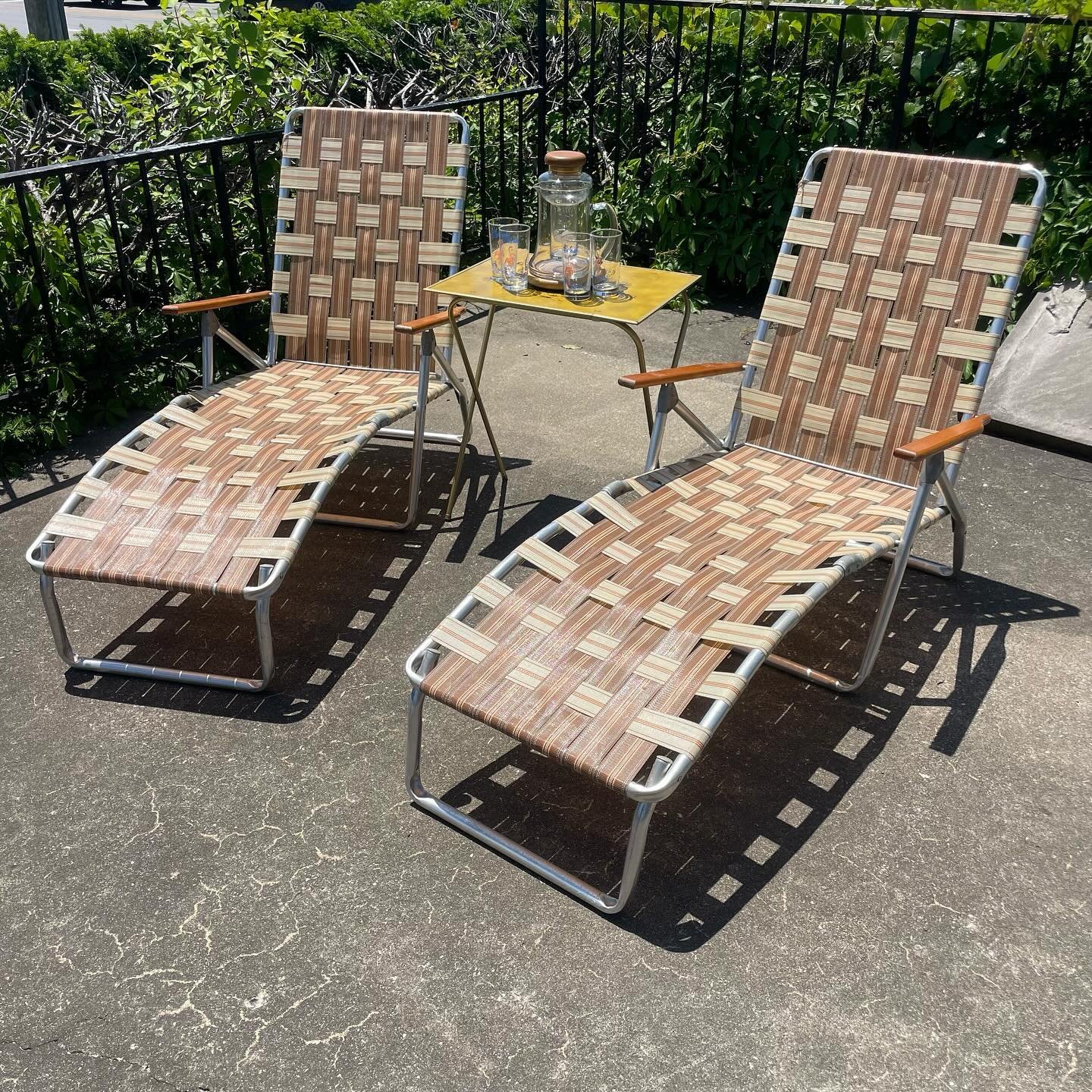 What summertime backyard dreams are made of. Stylish and comfy lounge chairs $75 each. 1960s Libbey Hialeah 🦩 glasses $40. Teak and glass bevy cooler and pitcher $44.50