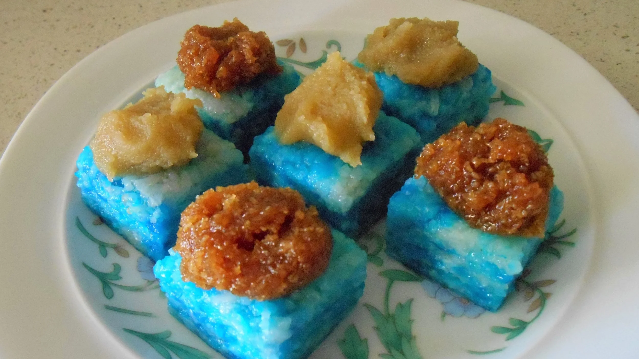 Pulot Enti (Glutinous Rice with A Sweet Coconut Topping)