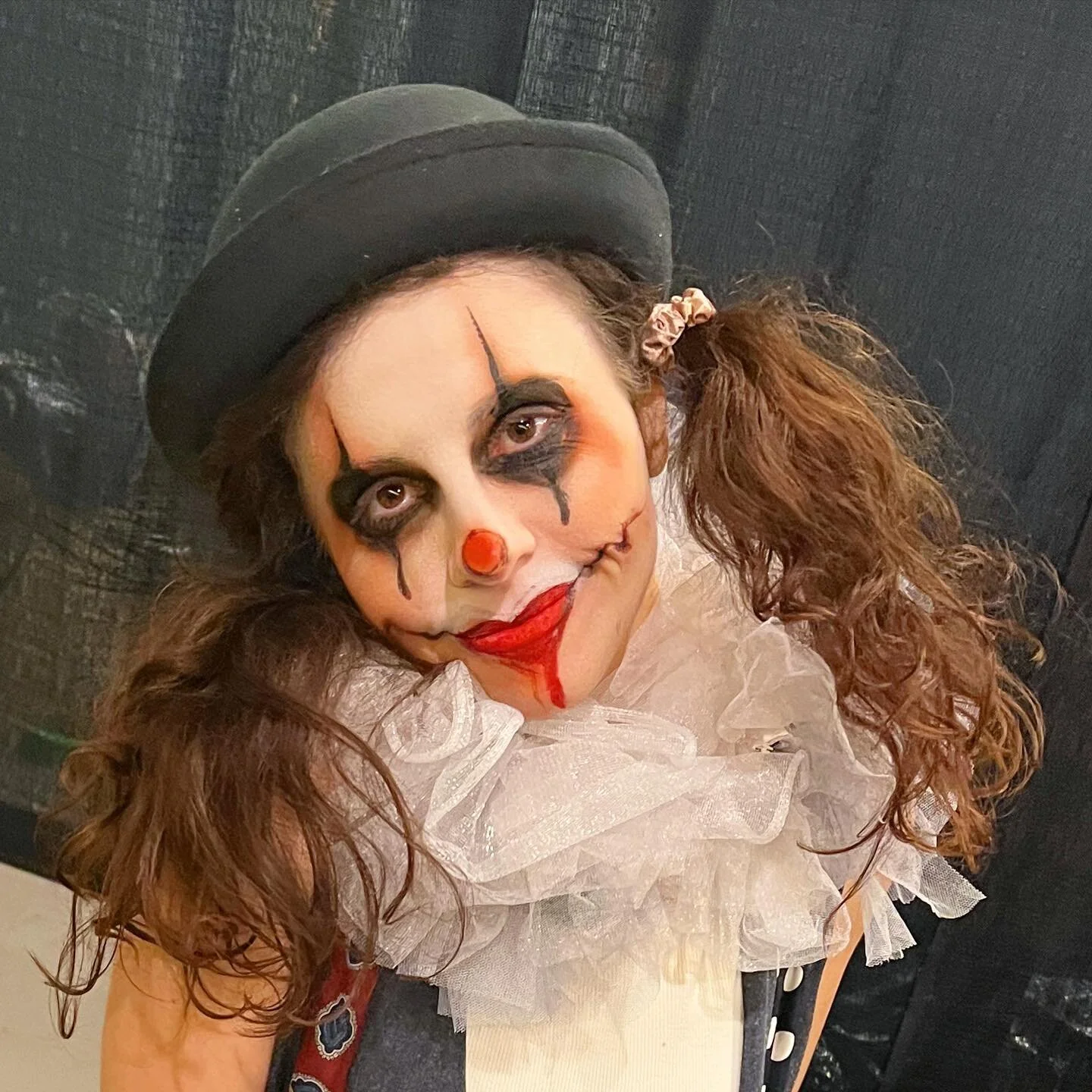Love a live performer like @twirlytheclown causing a welcomed ruckus and making people smile 💀🤡👻

AND first time @midsummerscream - can&rsquo;t wait till next year! 
#makeup #makeupartist #twirly #vaudeville #clown #dance #act #sing #halloween #mi