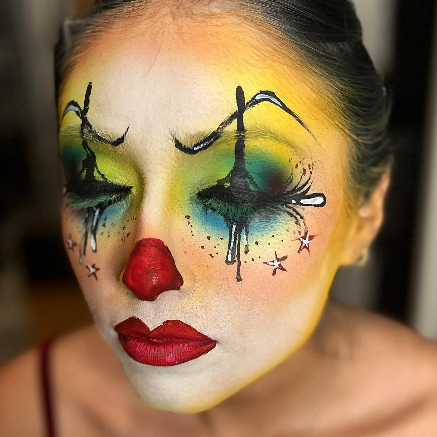 Spooky season around the corner and have clown projects this week! So asked @brownish.gal  to help me warm up this airbrush lol (Swipe for the color story!)

Used all @europeanbodyart and @wolfefaceartfx paints for line work 🤡👻🎃

#spooky #clown #c