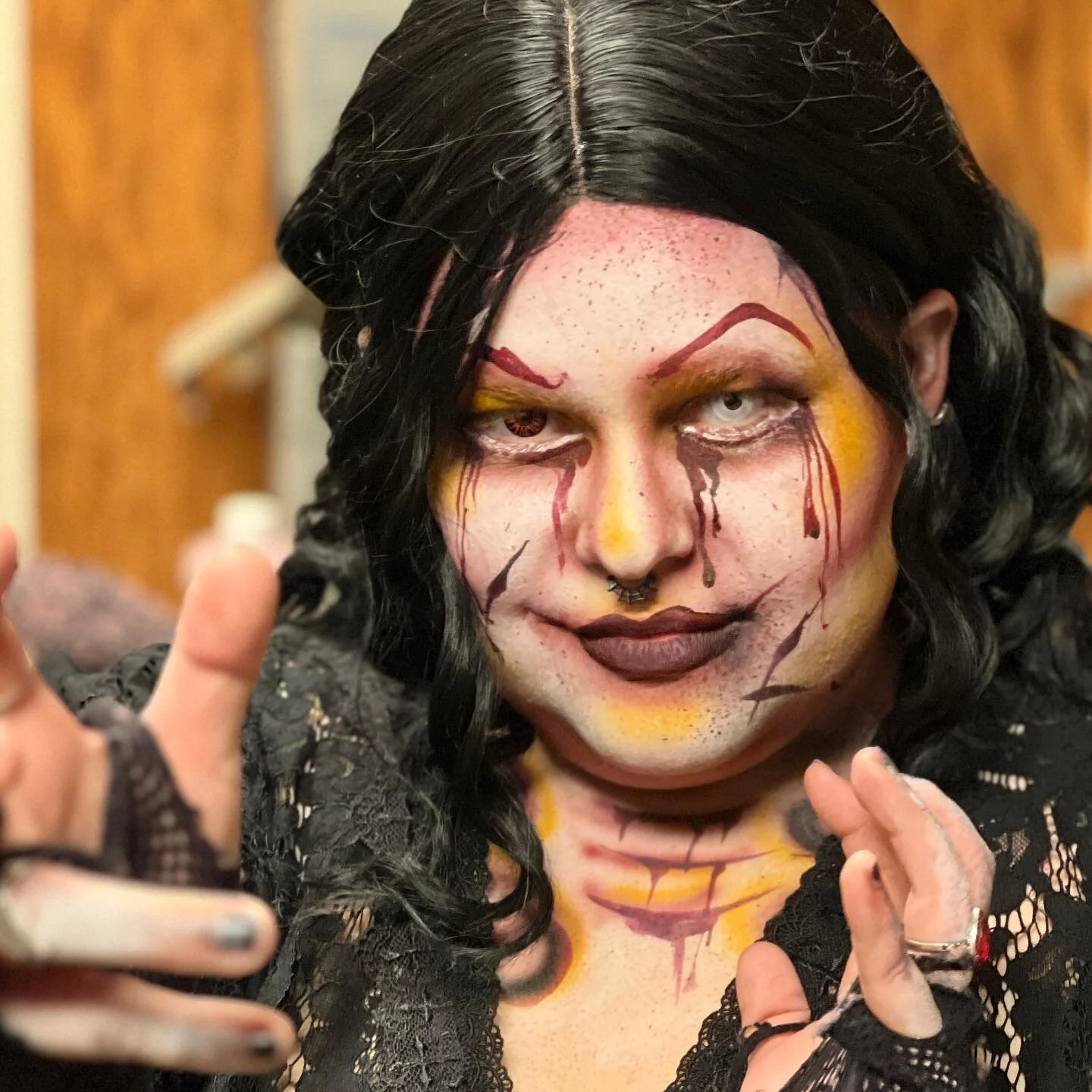 A vision in yellow and red/@freddiemonstar 🌟

#hauntingtonbeachmanor #halloween #monster #westminstermall #maze #haunt #love #europeanbodyart #wolfefx
