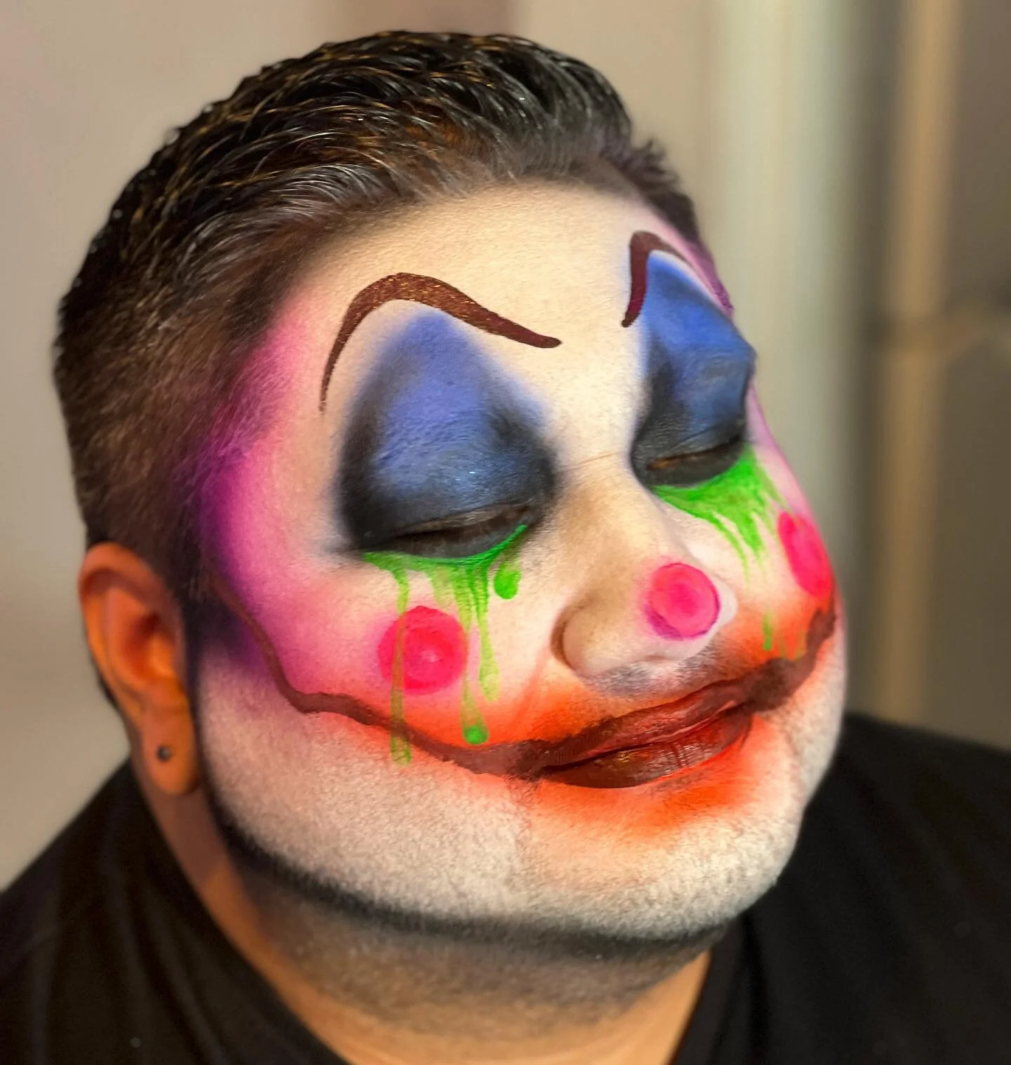 RAVE CLOWN for @bennykings // so fun bringing an original design of mine to life. 

#hauntingtonbeachmanor #halloween #monster #westminstermall #maze #haunt #love #europeanbodyart #wolfefx #clown #uv #neon #rave