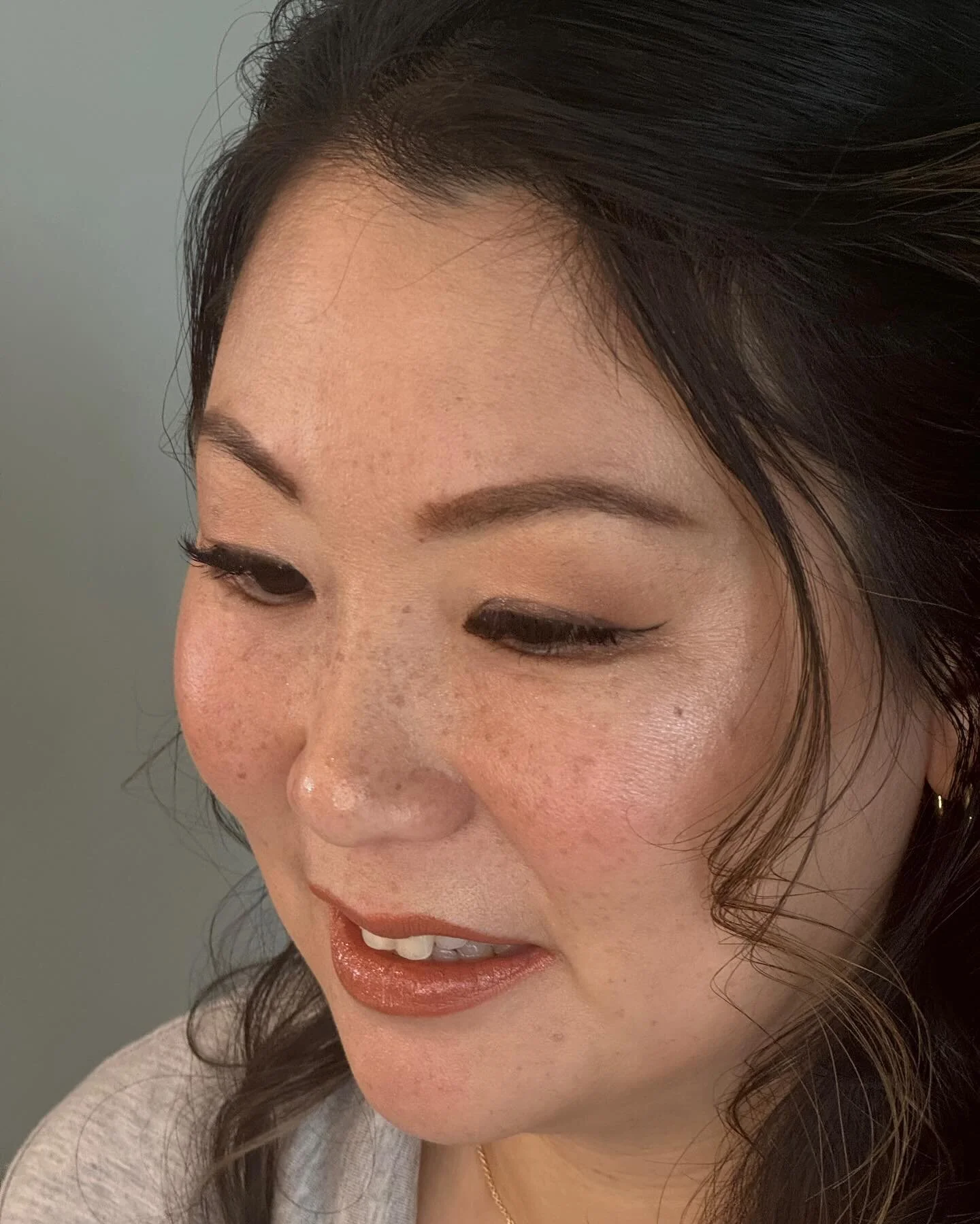 And other bridesmaids, who wanted a natural coverage with soft color and glow. It&rsquo;s so great being able to enhance the natural beauty already present - likethese great freckles!

#WeddingMakeup #Beauty #Freckles #Love #Makeup #MakeUpArtist #Art