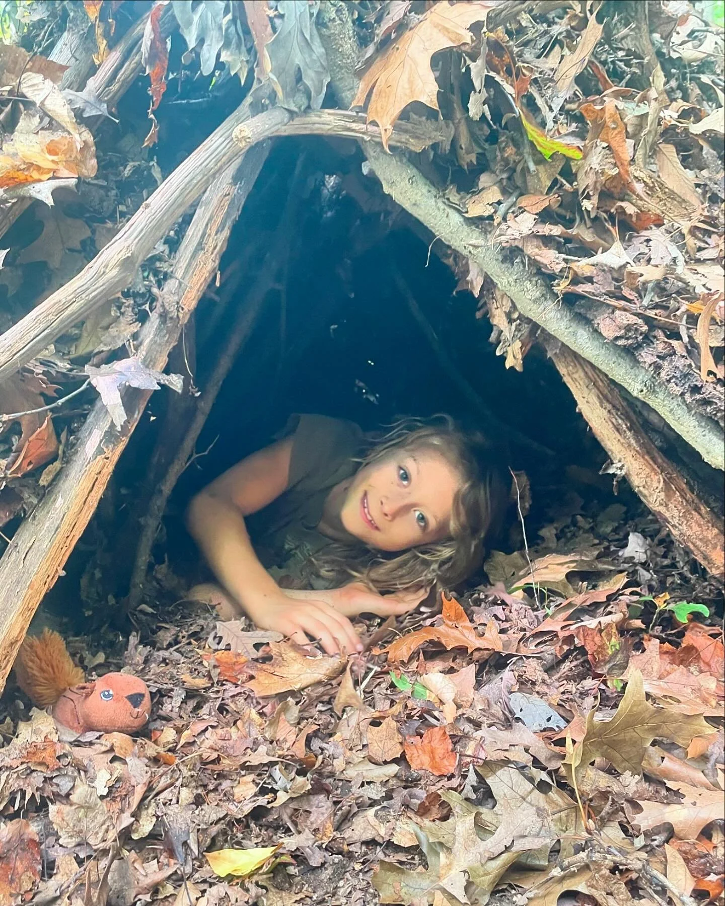 Shelter 🐿️ and Fire 🔥fun seems so appropriate as the days shorten and the chill enters our world this time of year 
.
Full sized shelters / model builds of long term shelter / hand drill practice / massive bow drills - - ahhh all so magical ! 
.
Pl