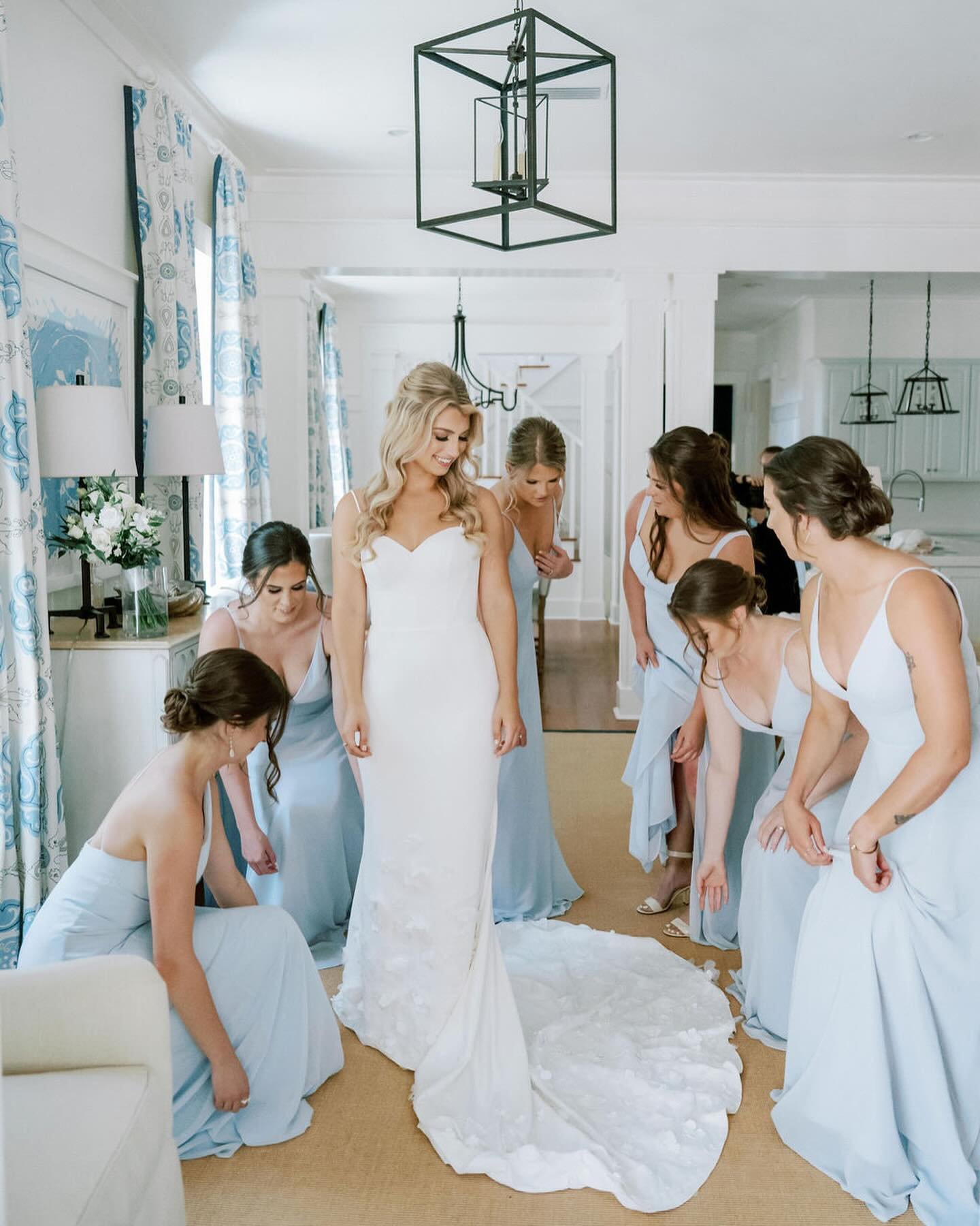 You know what they say&hellip; getting ready is half the fun 🩵 It&rsquo;s a time for pampering, bonding, &amp; anticipation!

#weddingplanning #weddingplanner #floridaweddings #gettingready #grwm #wedding #weddingmakeup #weddingphotography #30a #wed