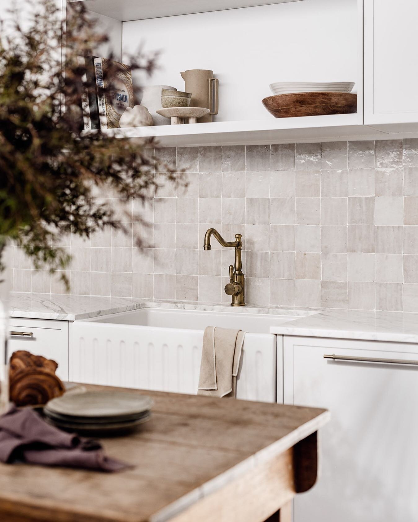 A sneak peek into our Darlinghurst Terrace kitchen. Modern and sophisticated yet grounded in old country elegance | &bull;

Photography | @the.palm.co

.
. 

#interiordesign #residentialdesign #sydneyinteriordesign #interiordesigner #interiordesignau