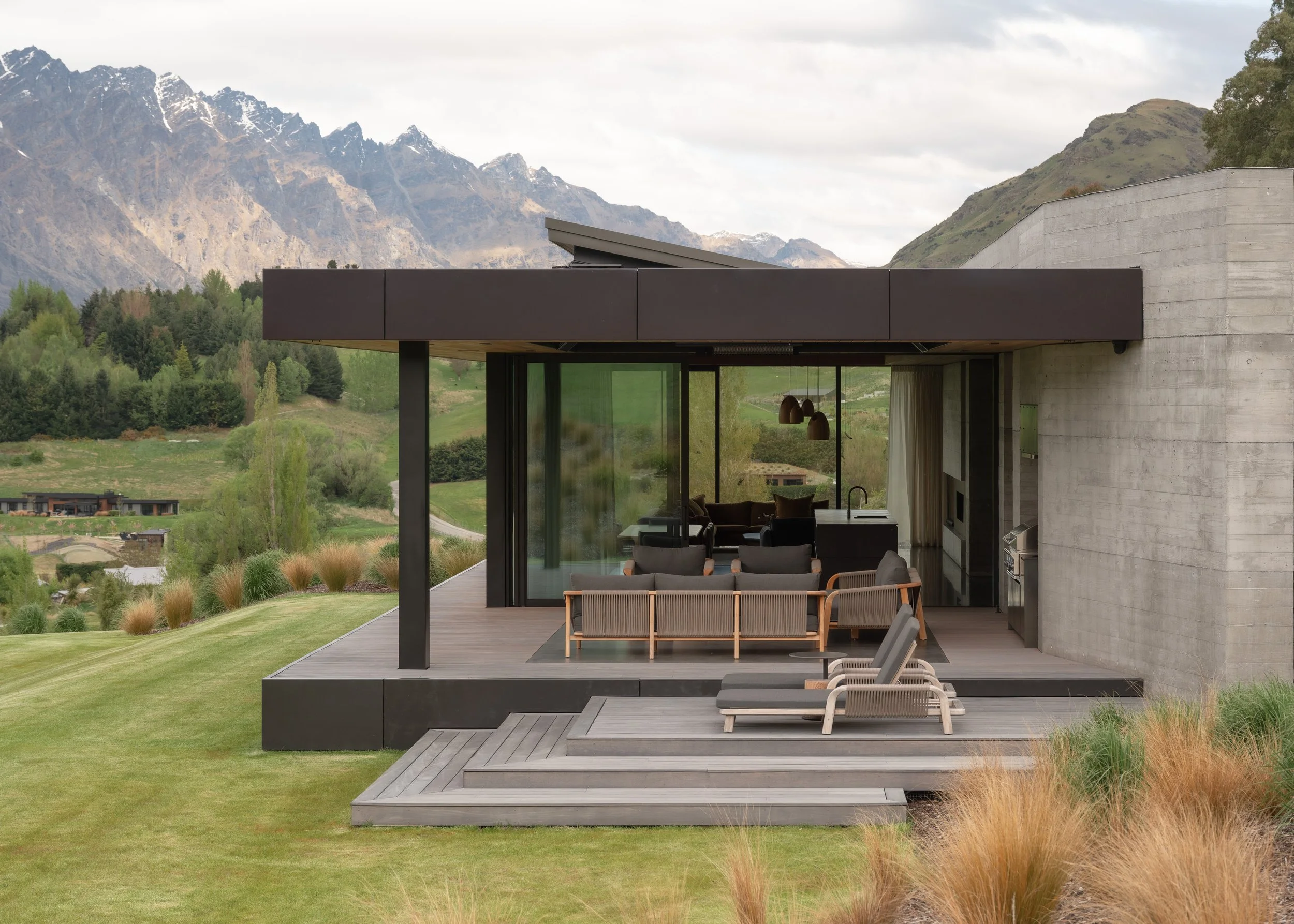 Oculus House, Queenstown is an interior shaped by landscape, not as backdrop, but as something felt in every room. Architecture by Condon Scott Architects positions the home within a square footprint that frames expansive views toward the Remarkables